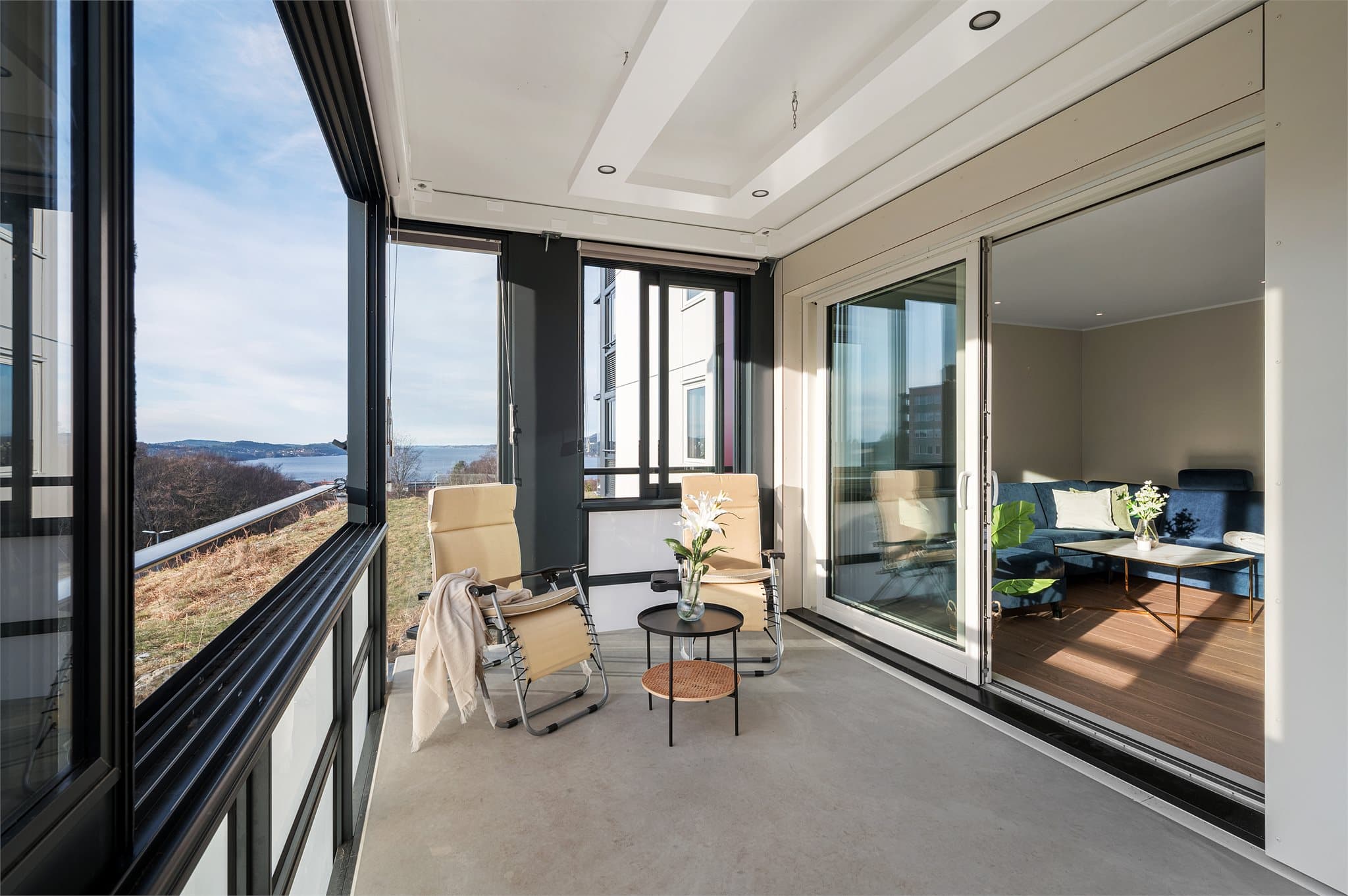 - Balkongen oppleves som en forlengelse av stuen og bruksmulighetene er betraktelig større ettersom at den er innglasset -