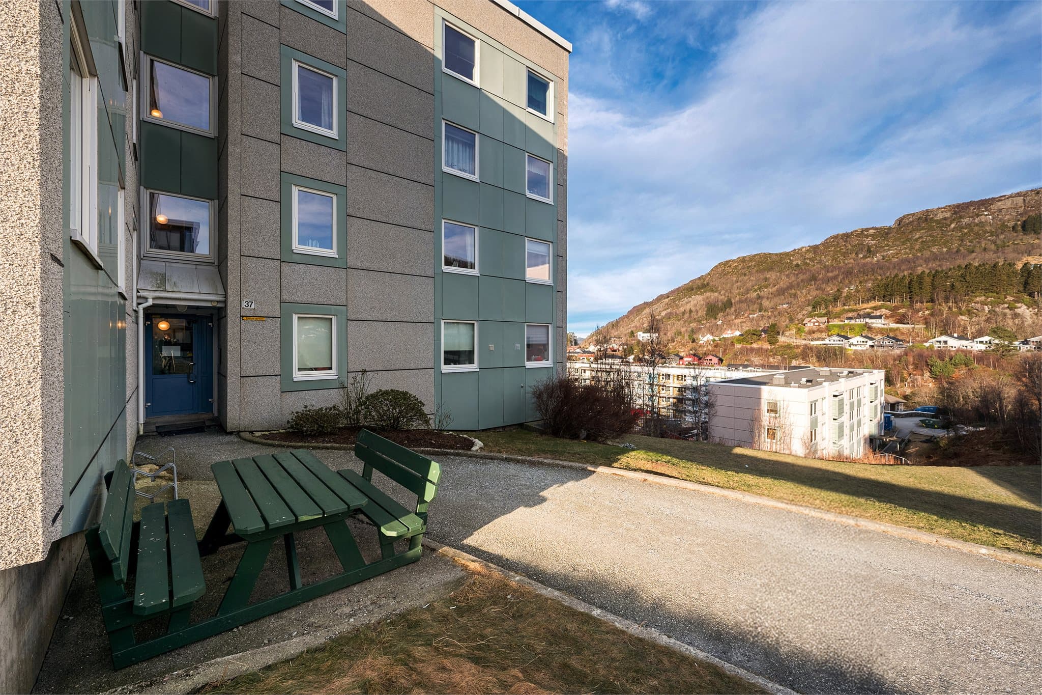 - Leiligheten har en gjennomgående praktisk planløsning samt disponerer den to boder i kjeller -