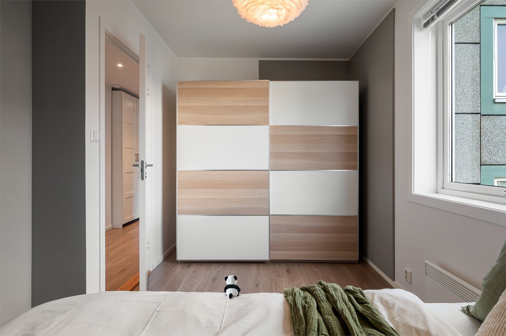 - God plass til seng i ønsket størrelse, nattbord og øvrig ønsket møblement -