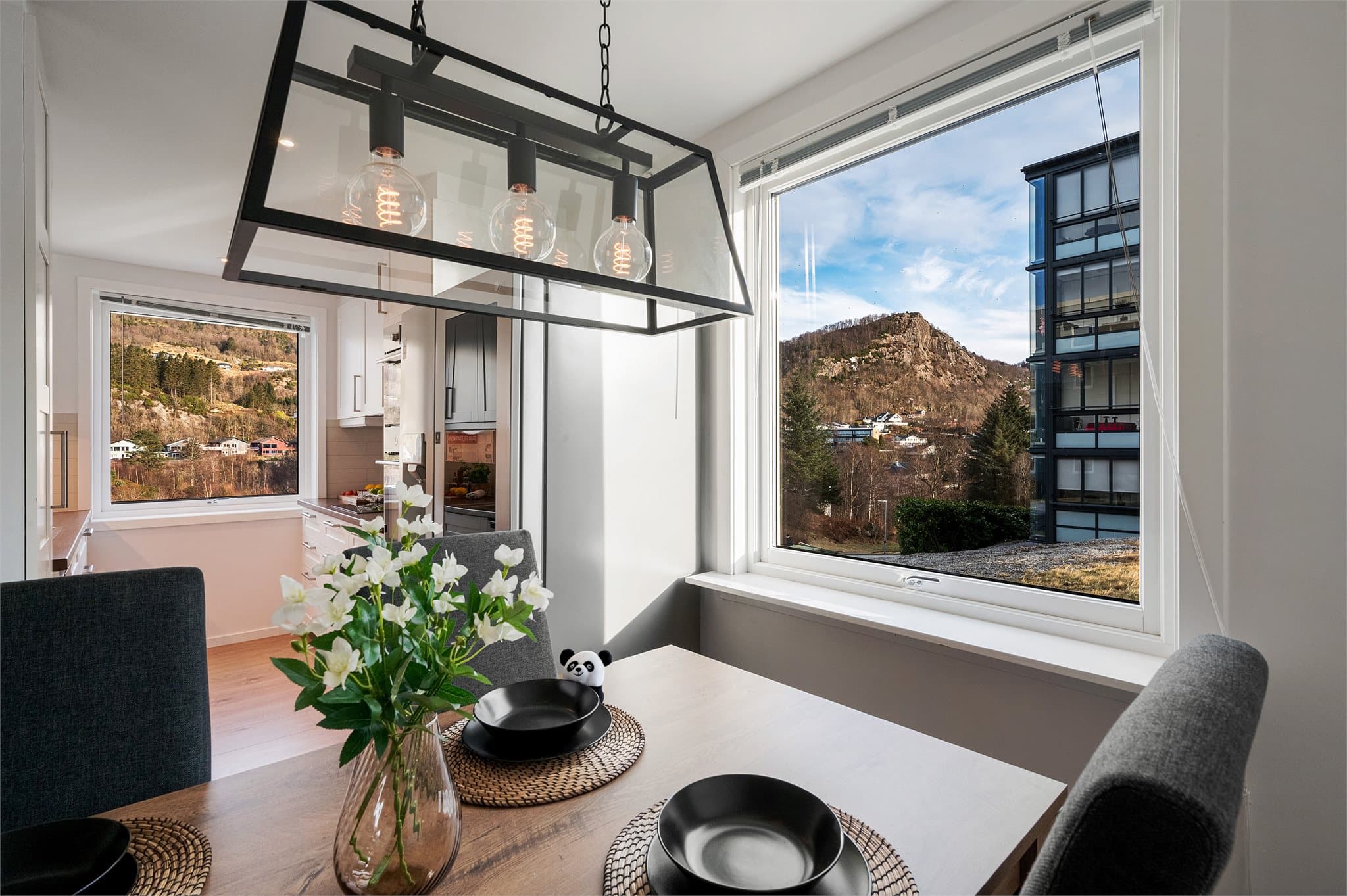 - I spisestuen har du god plass til å dekke til langbord og invitere venner og familie til hyggelige middager -