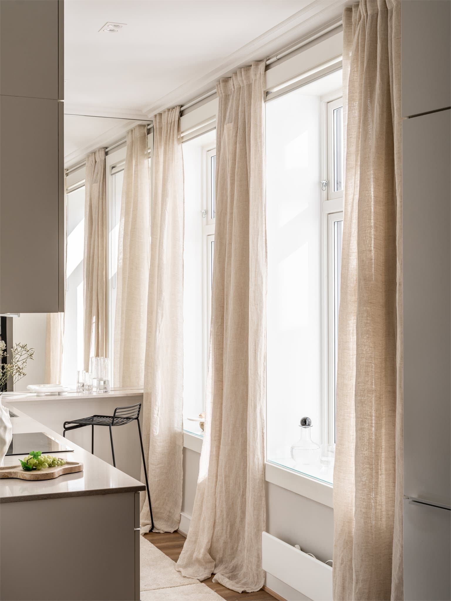 De store vindusflatene slipper inn rikelig med dagslys, og når solen skinner inn, får rommet en ekstra lun og hyggelig atmosfære.