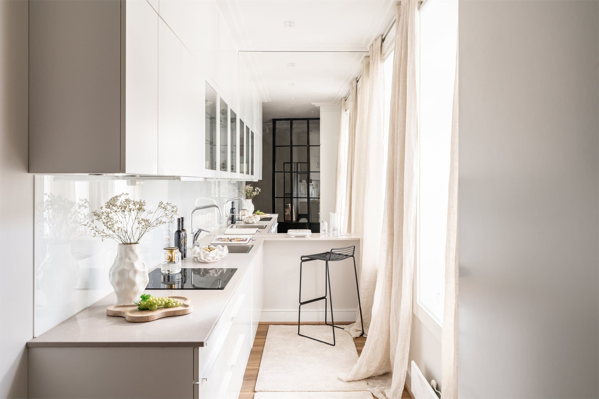 Lekkert og stilrent Tvis-kjøkken fra 2019. Elegant benkeplate i støpekompositt kombinert med glatte fronter og stilrene detaljer.