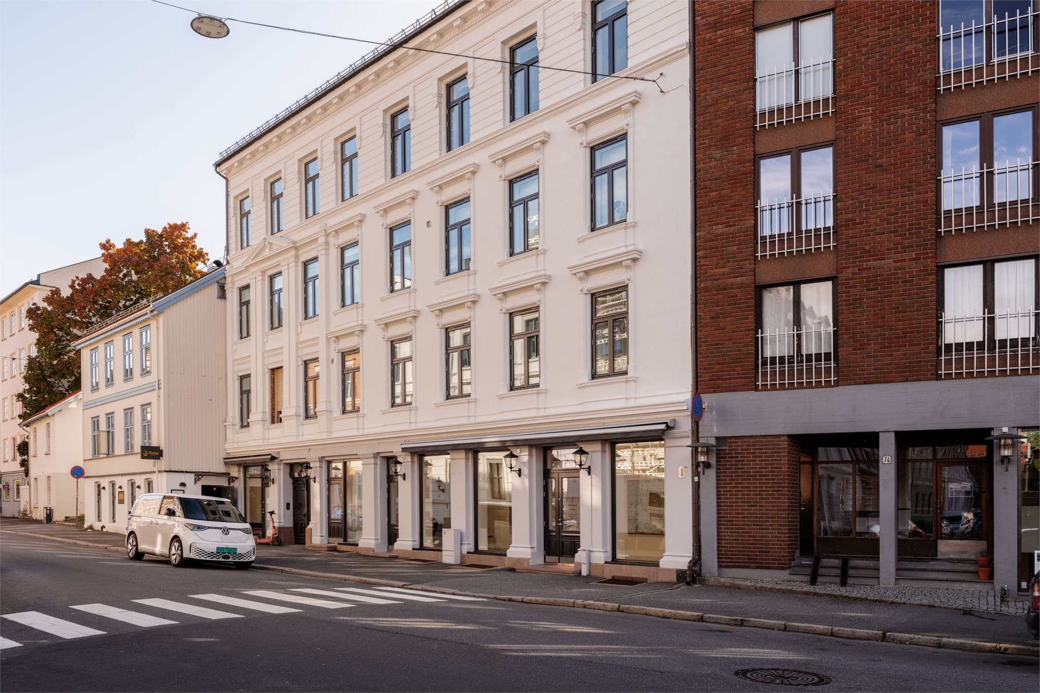 Eiendommens klassiske fasade mot Briskebyveien, med Brandstrup Galleri i lokalene i 1. etasje.