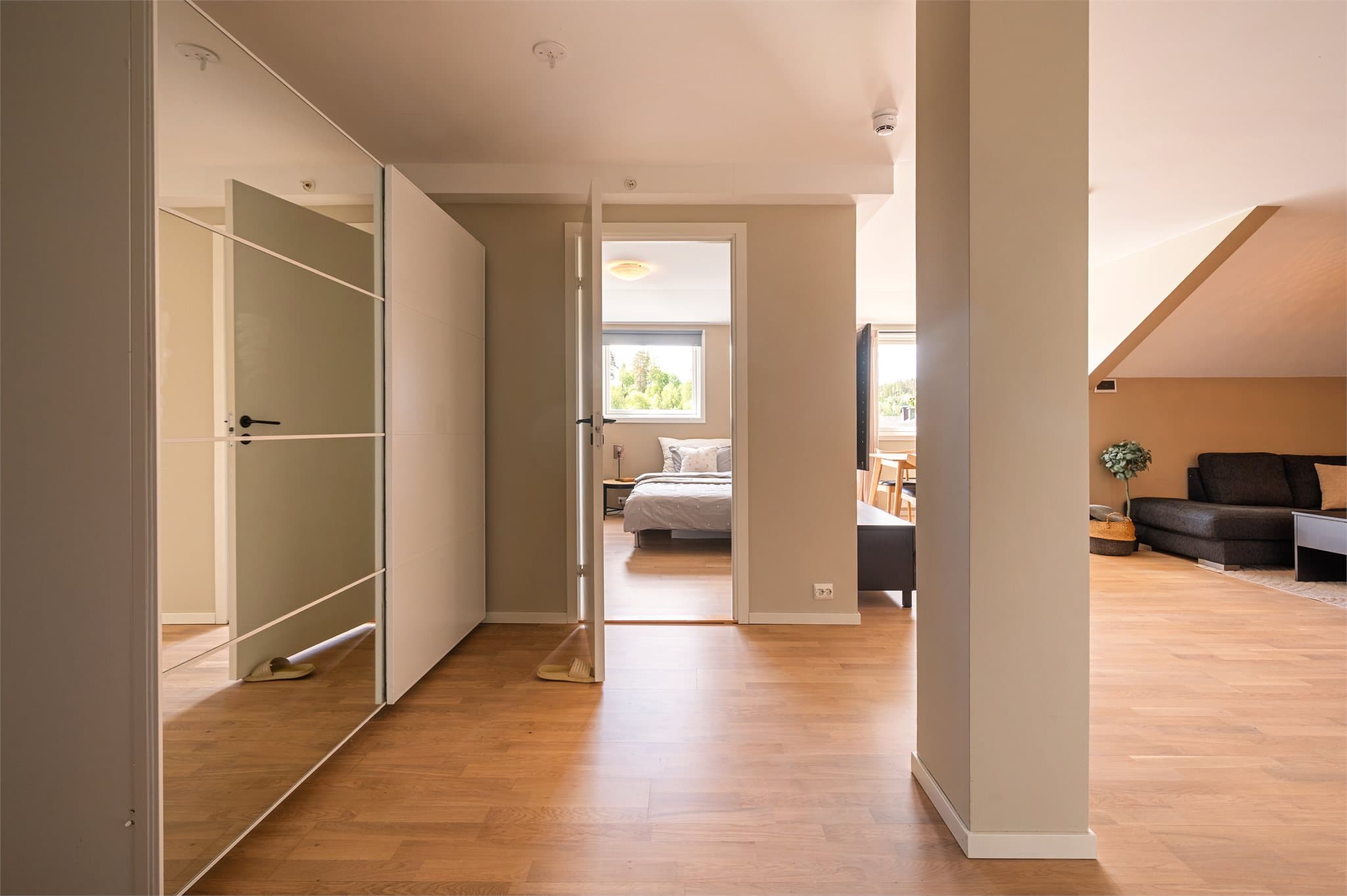 Godt med lagringsplass i skyvedørsgarderobe mellom gang og stue.