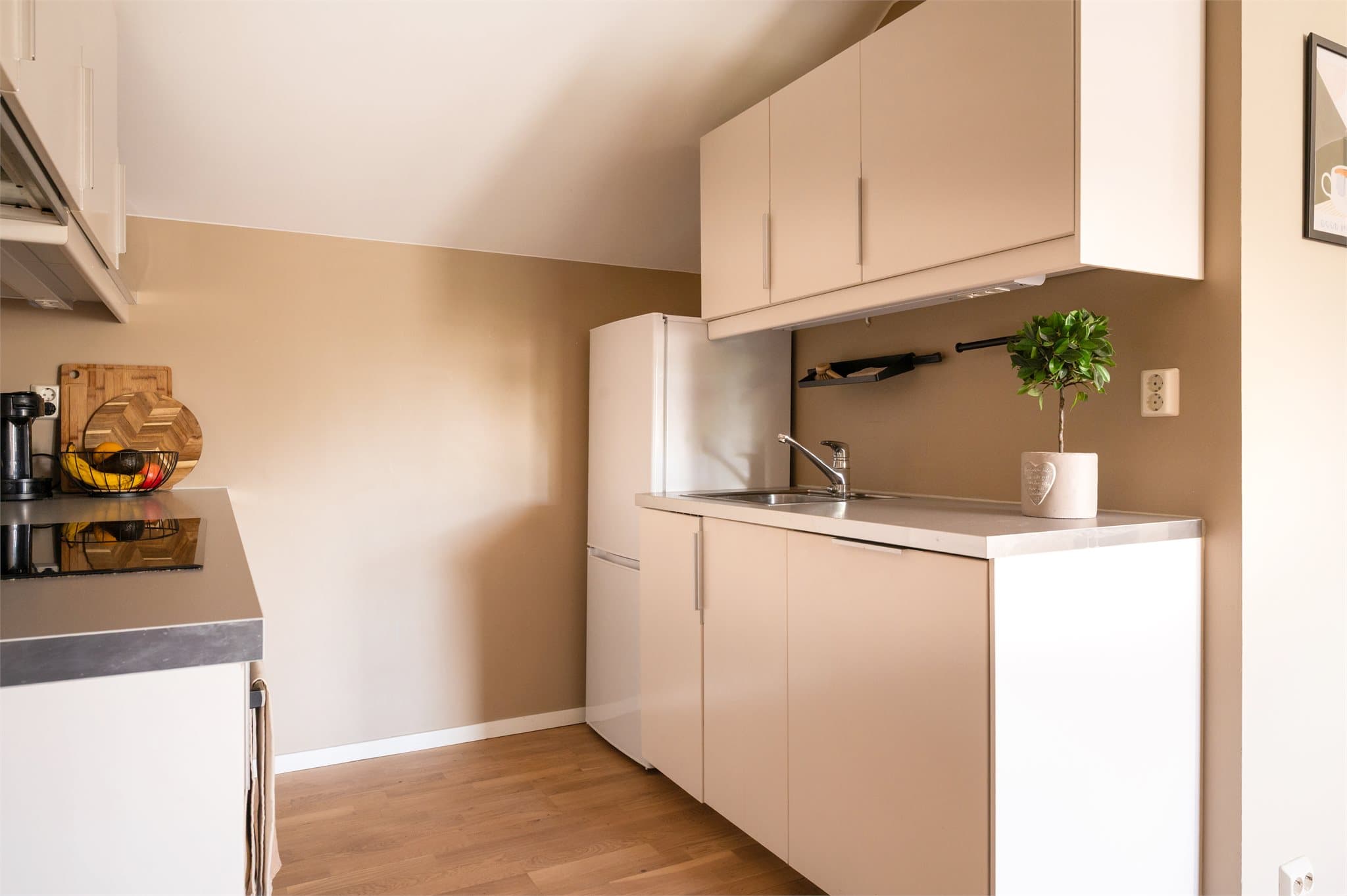 Kjøkkenet har opplegg for integrert oppvaskmaskin, ettgreps kran, platetopp (71 cm), stekeovn og frittstående kjøl/fryseskap. Komfyrvakt og lekkasjesikring montert.