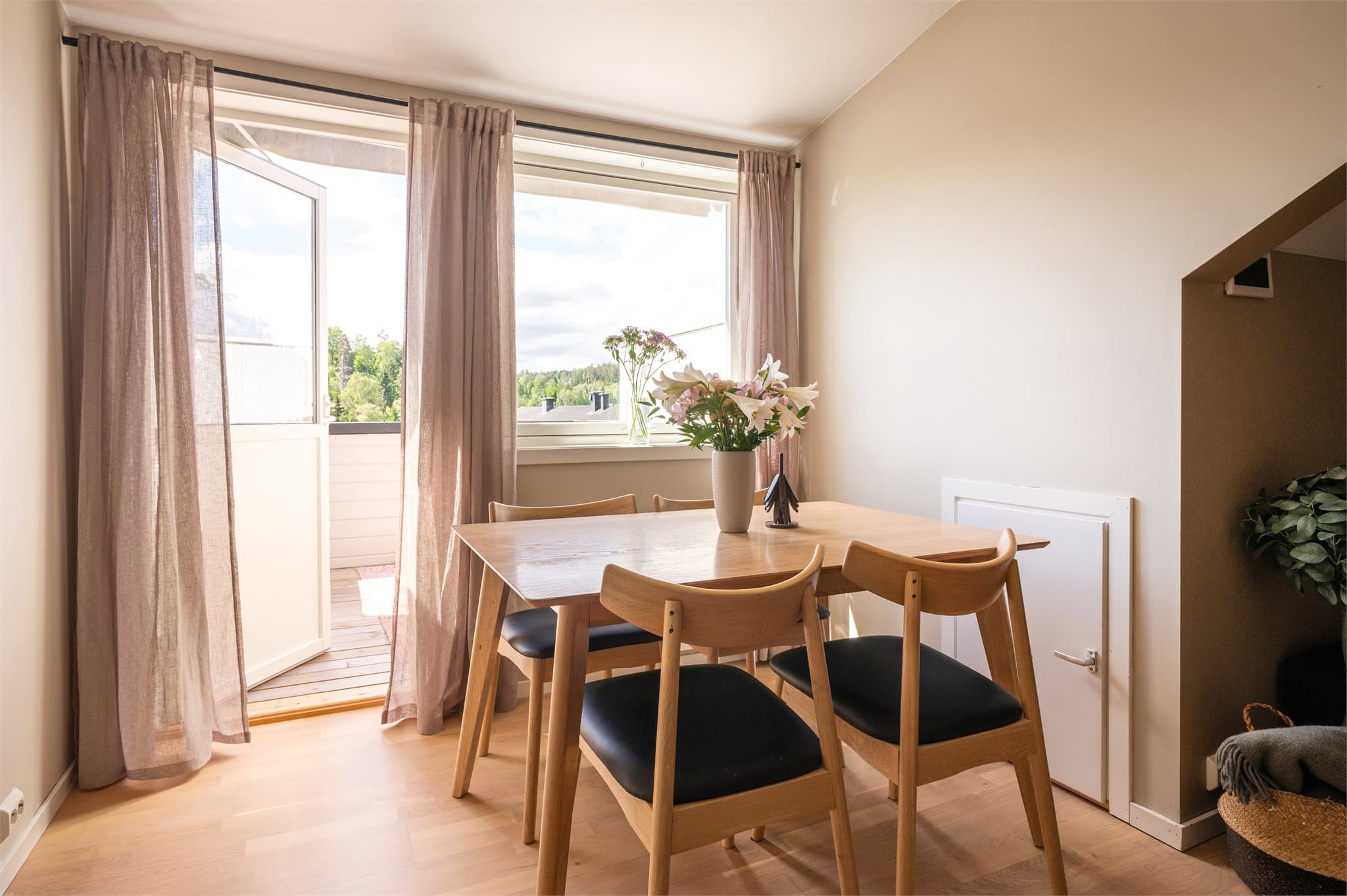 I stuen er det plass til både sofa- og spisegruppe.