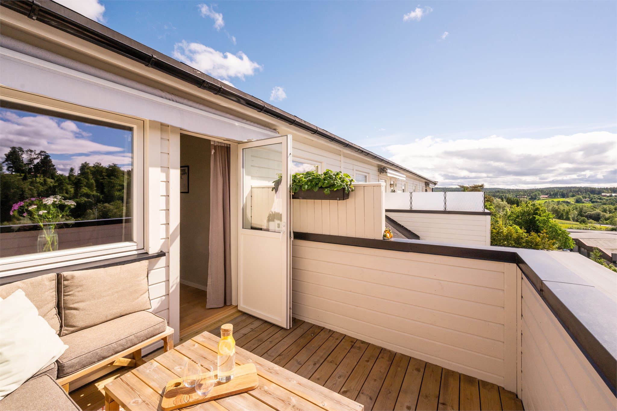 Fra stuen er det direkte utgang til solrik balkong på ca. 6,9 kvm med nye terrassebord (2025) og markise.
