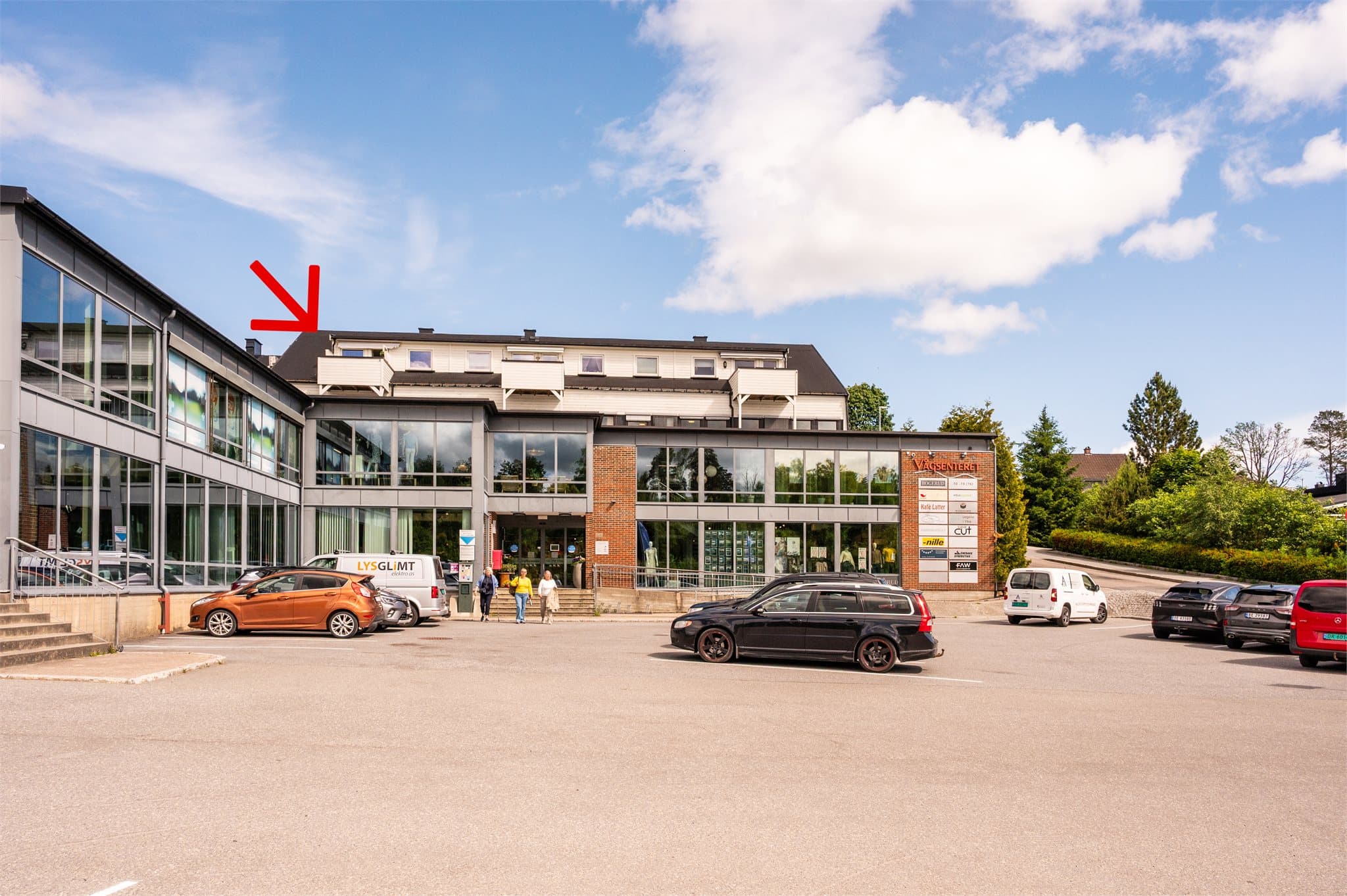 Leiligheten ligger i 3. etasje i denne bygningen, på Vågsenteret i Ytre Enebakk.