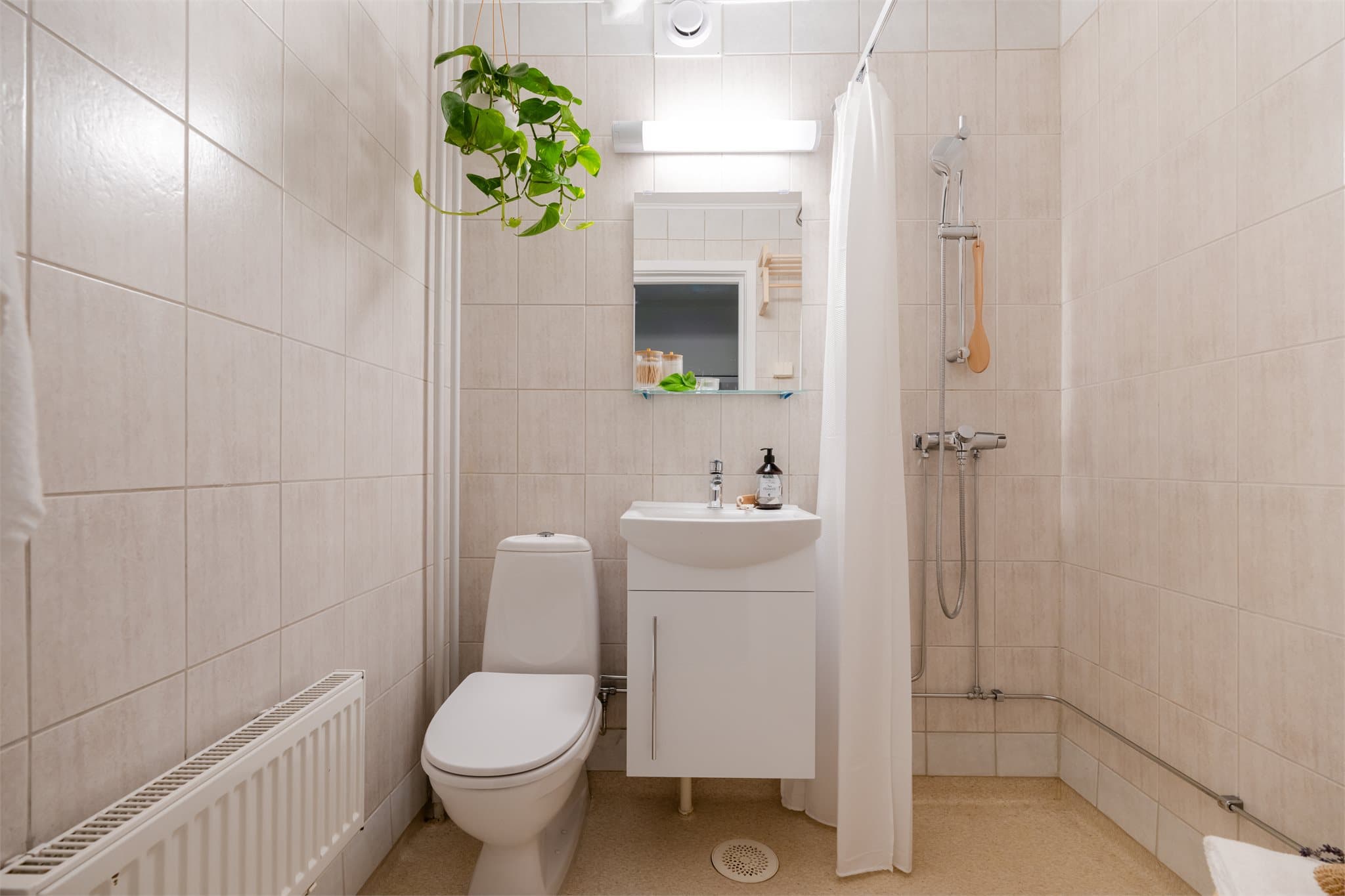 Rommet varmes opp med radiator og har naturlig ventilasjon.