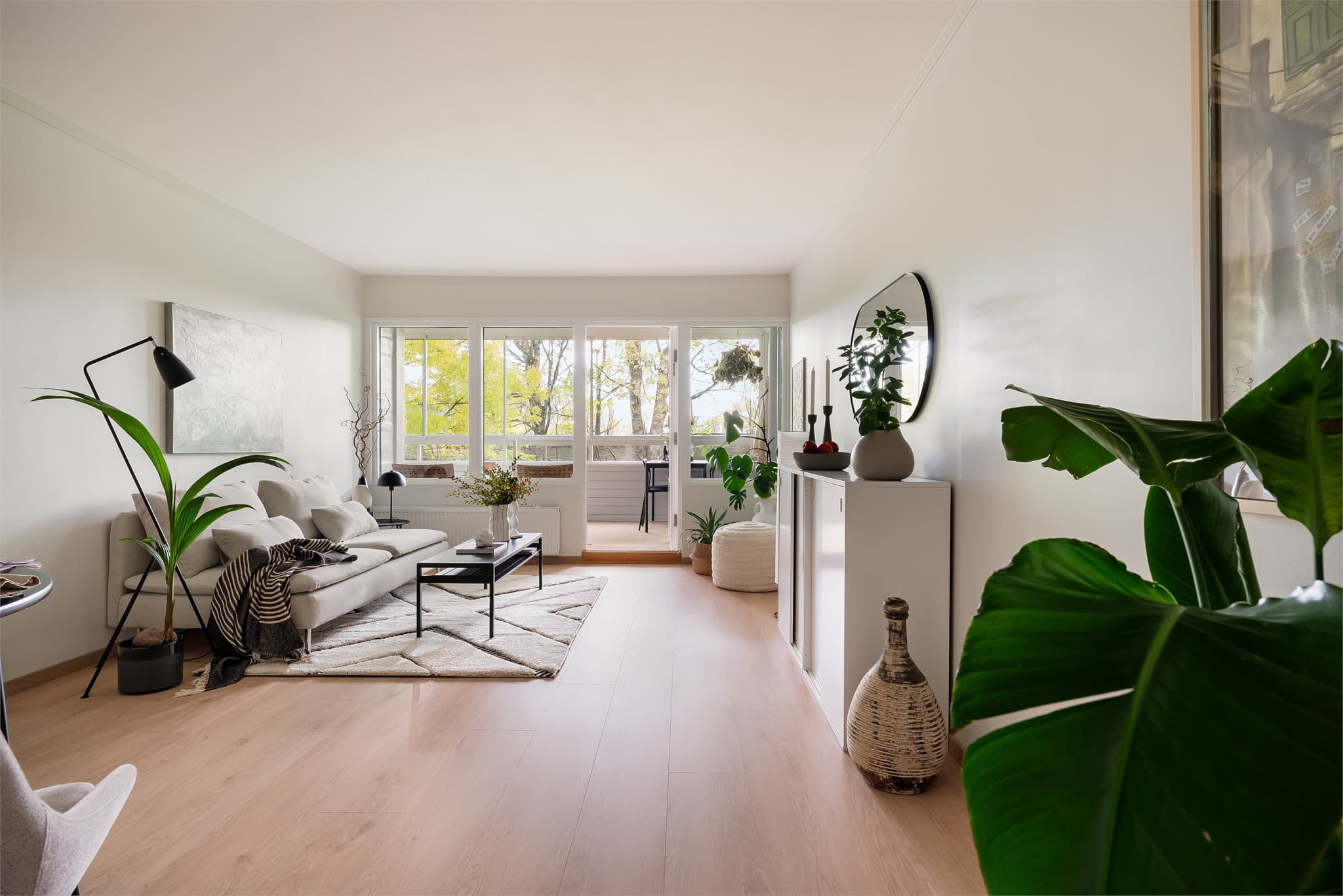 Her er det god plass til både en komfortabel sofagruppe og en egen spiseplass.