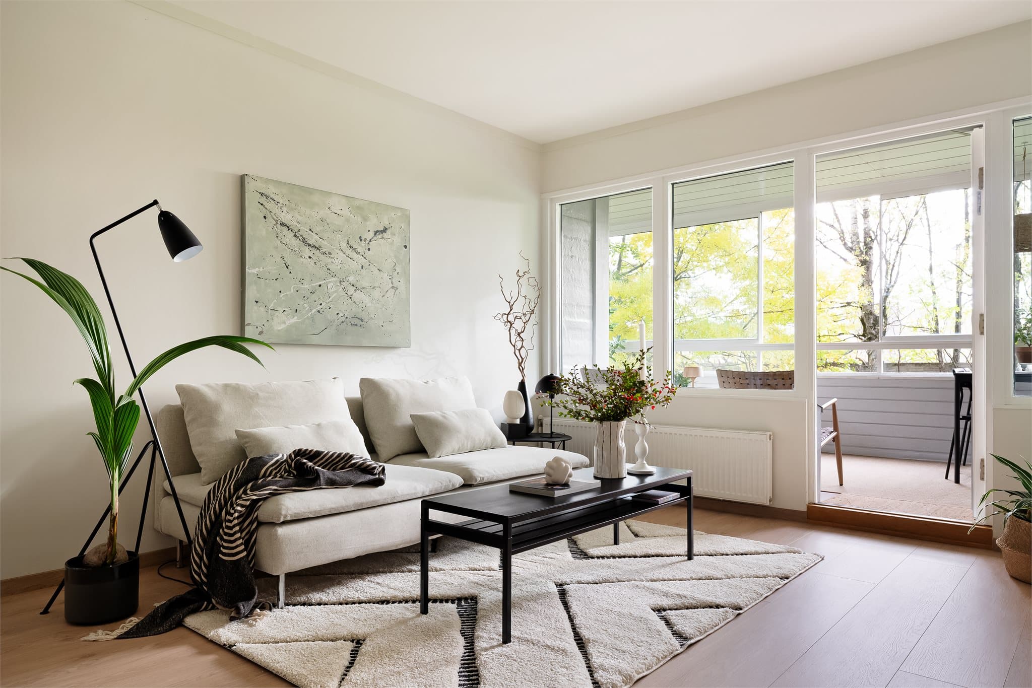 Leiligheten varmes opp av sentralvarme med nyere radiatorer.