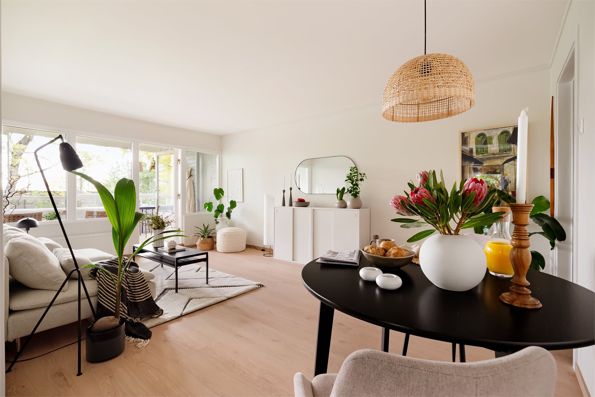 Den åpne løsningen gir en luftig følelse og en naturlig flyt mellom sonene.