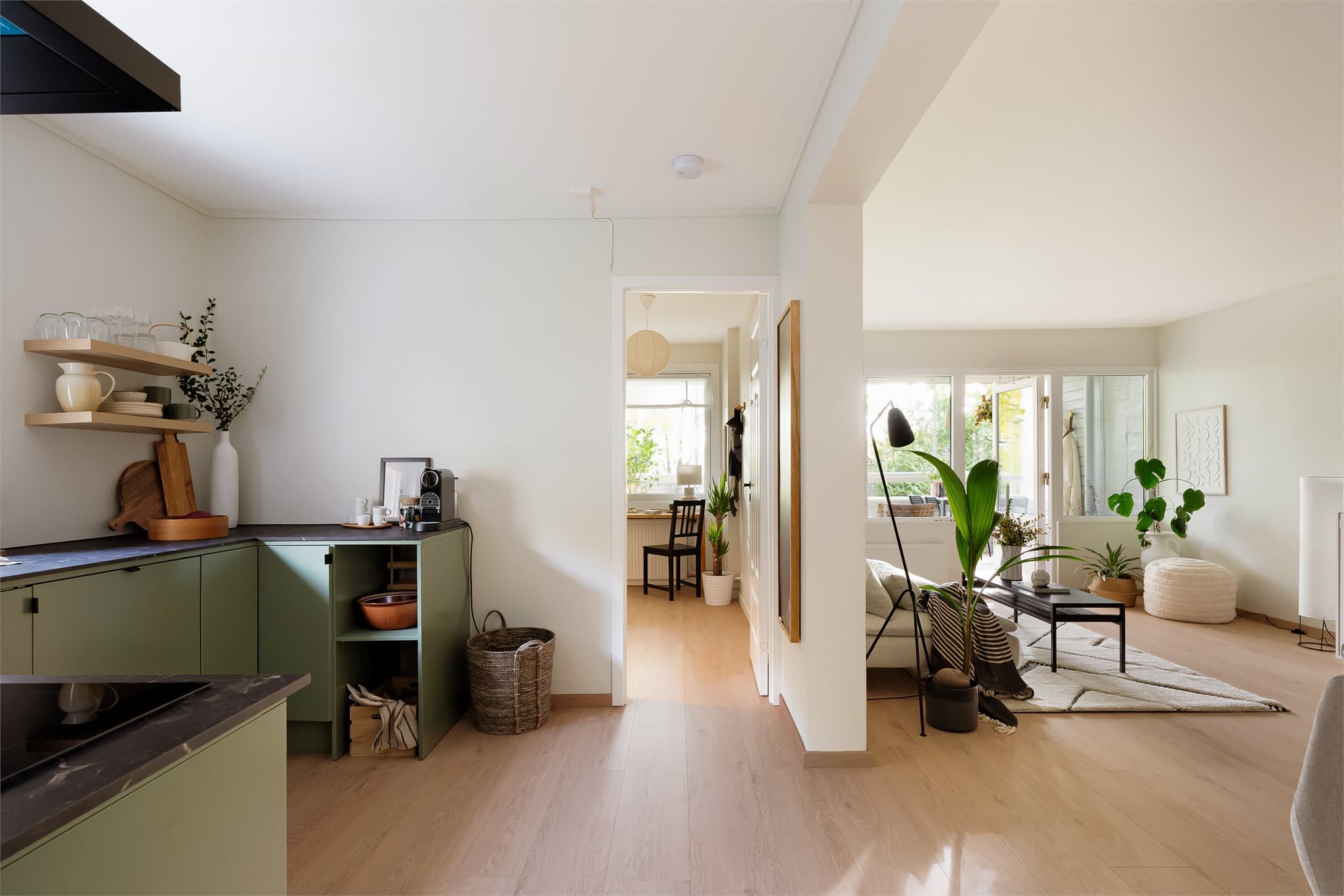 Kjøkkenet har en praktisk U-form med rikelig benke- og skapplass.