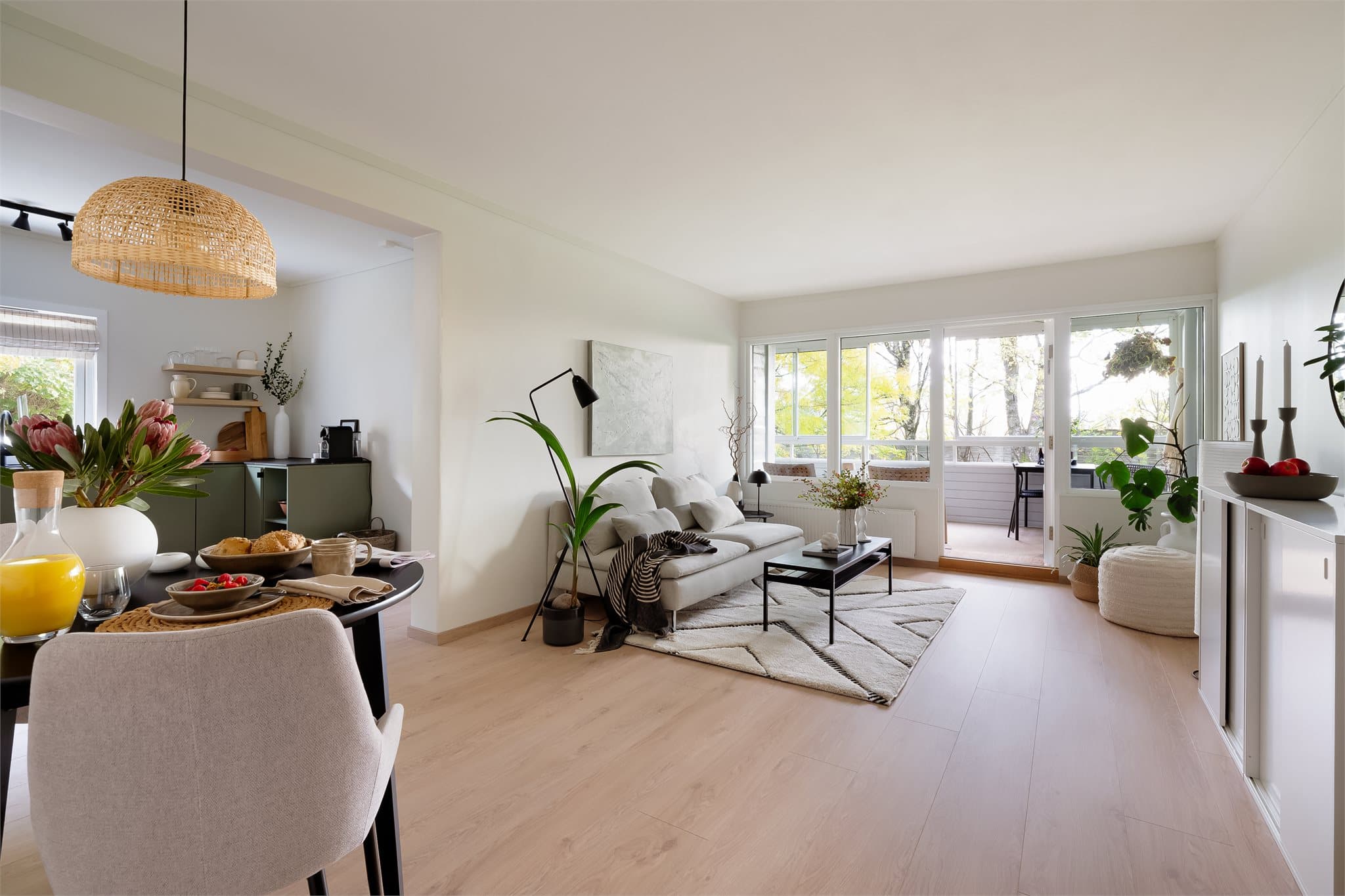 Spiseplassen binder stuen og kjøkkenet sammen på en naturlig måte.