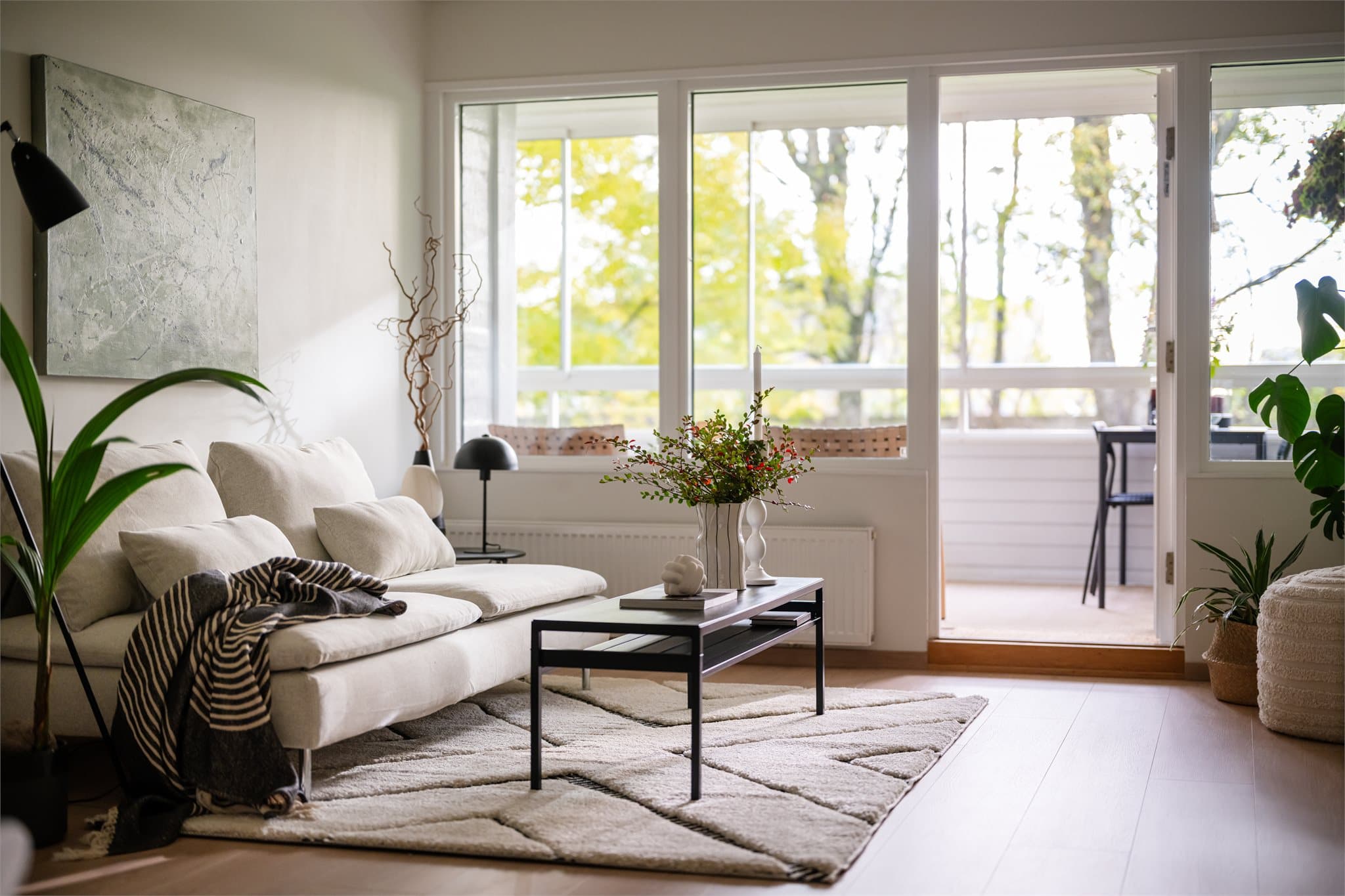 De store glassflatene slipper inn rikelig med dagslys og gir utsyn mot det grønne.