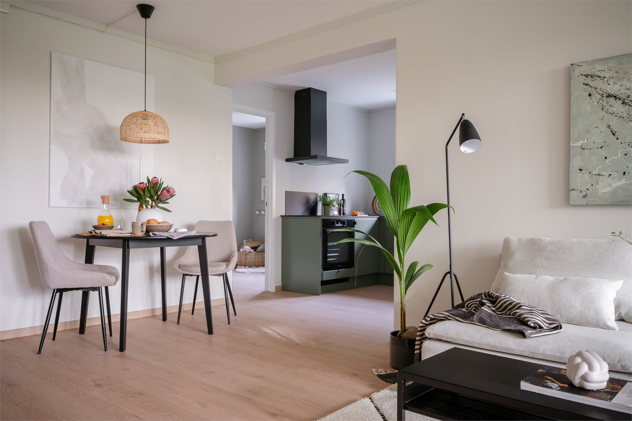 Overgangen til kjøkkenet er sømløs, noe som understreker den sosiale planløsningen.