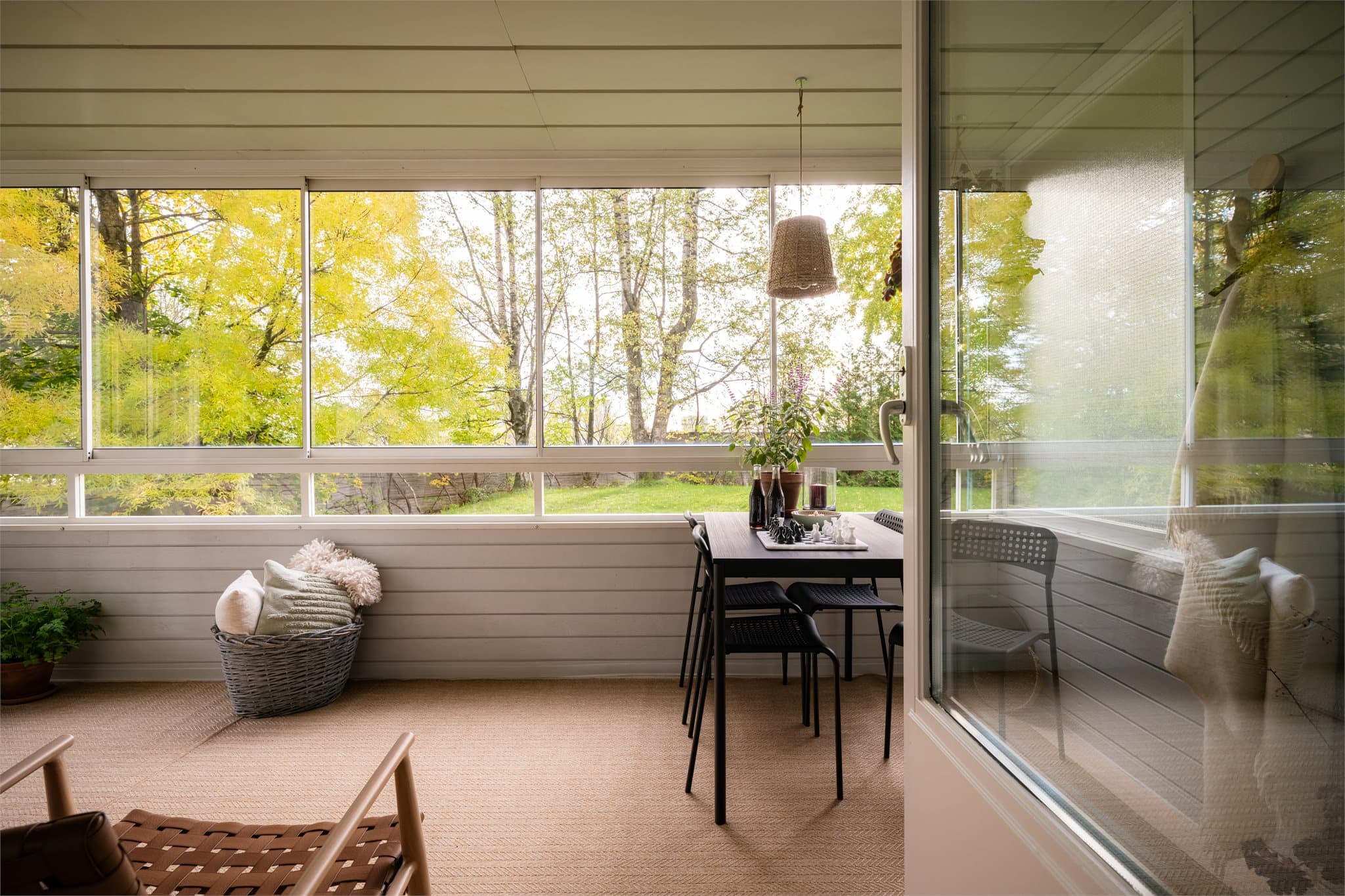 Den romslige, innglassede balkongen på 12 m² fungerer som et ekstra oppholdsrom.