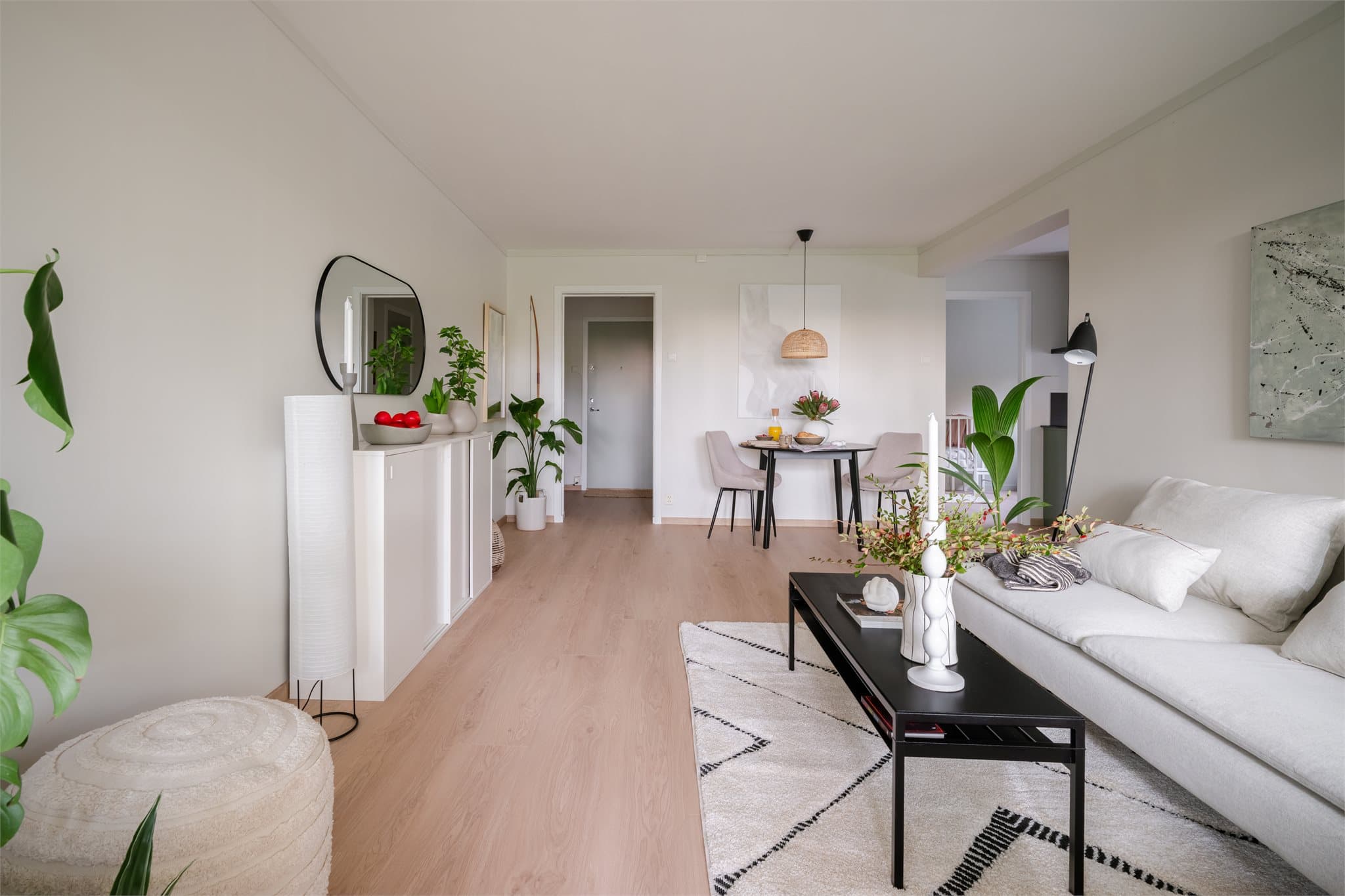 Fra entreen kommer vi inn i stuen, et lyst og romslig allrom.