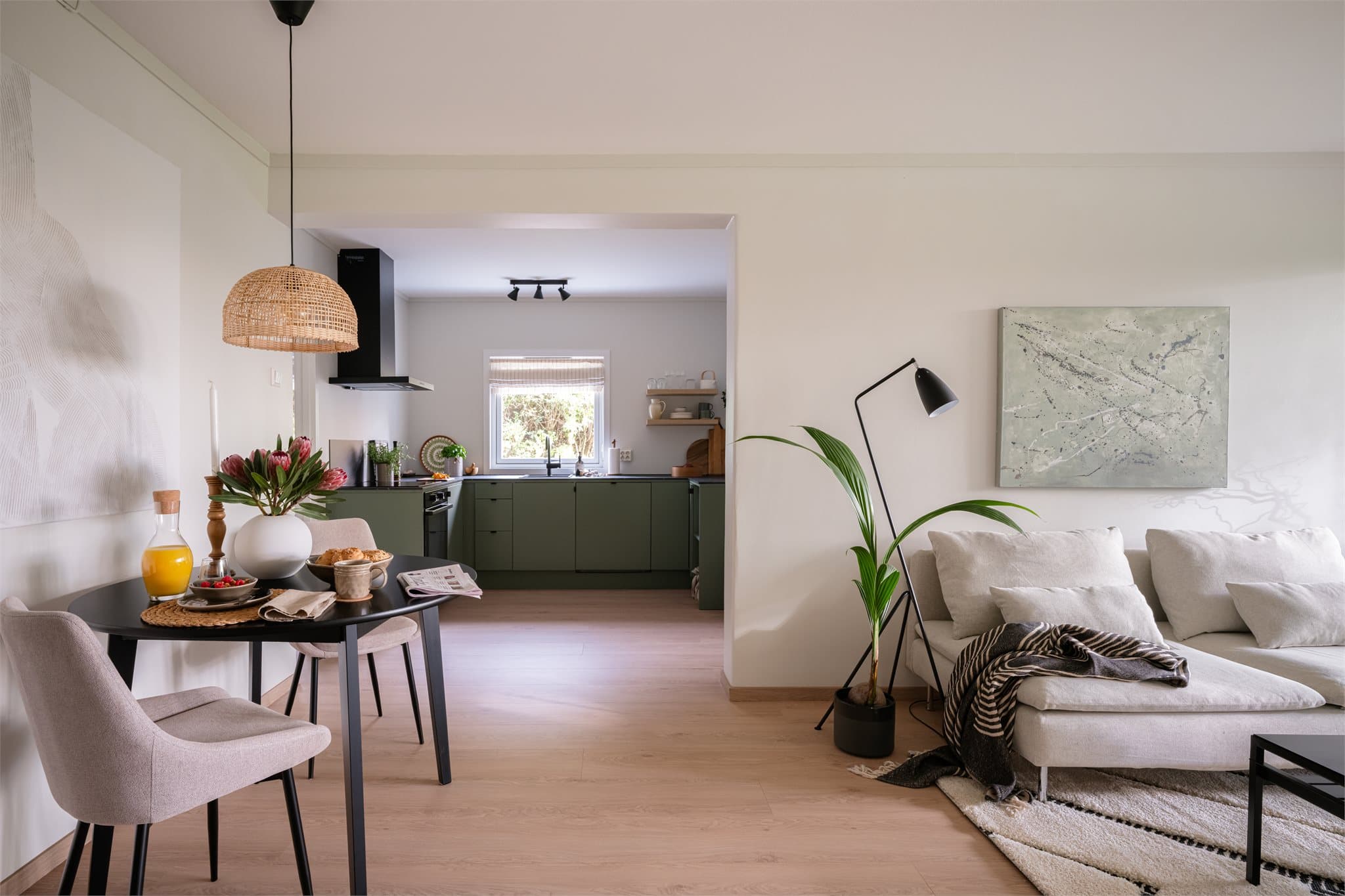 Leiligheten har en åpen og sosial planløsning med et nytt Epoq-kjøkken fra 2025.