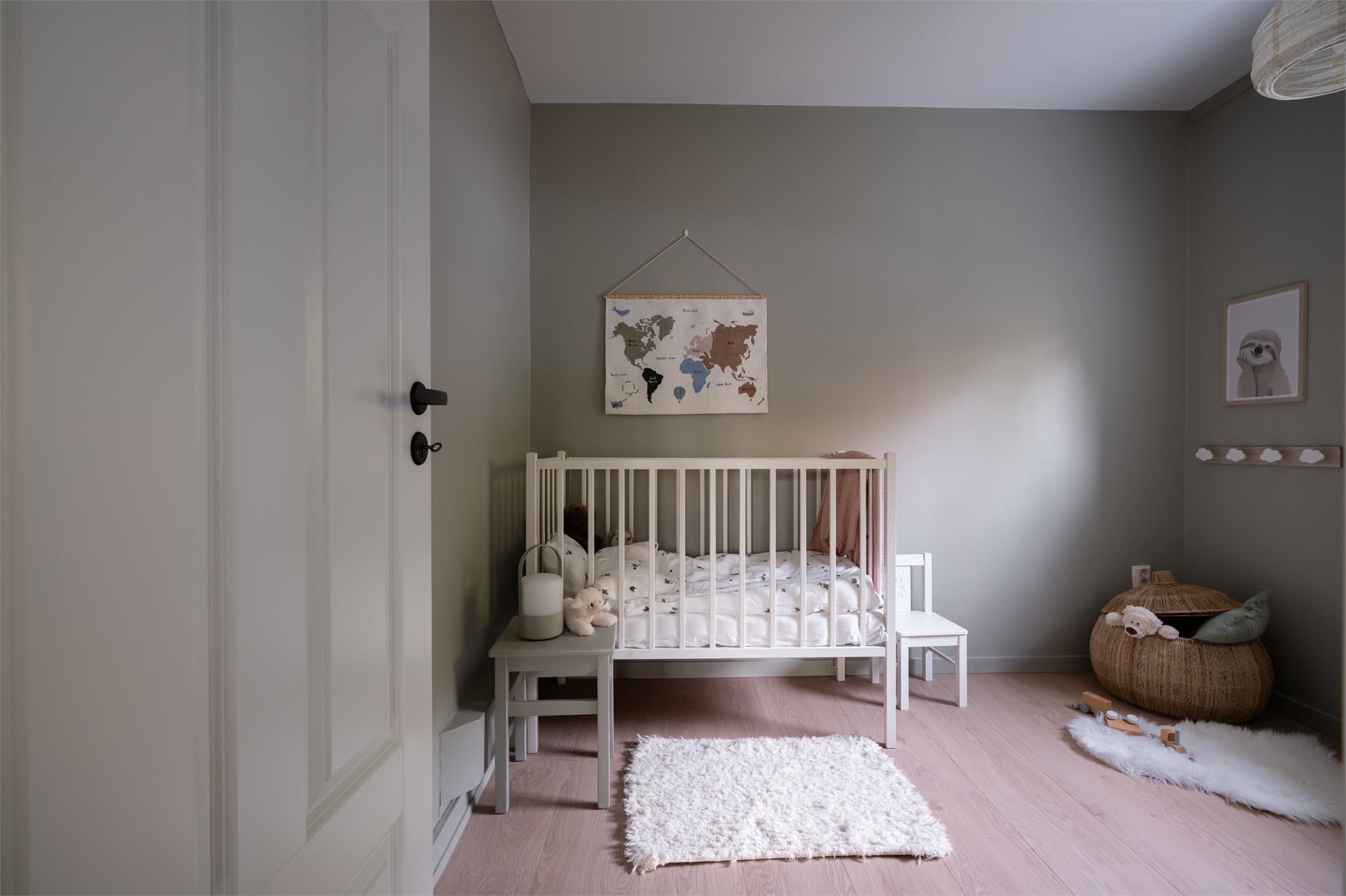 Rommet har en lun og hyggelig atmosfære.