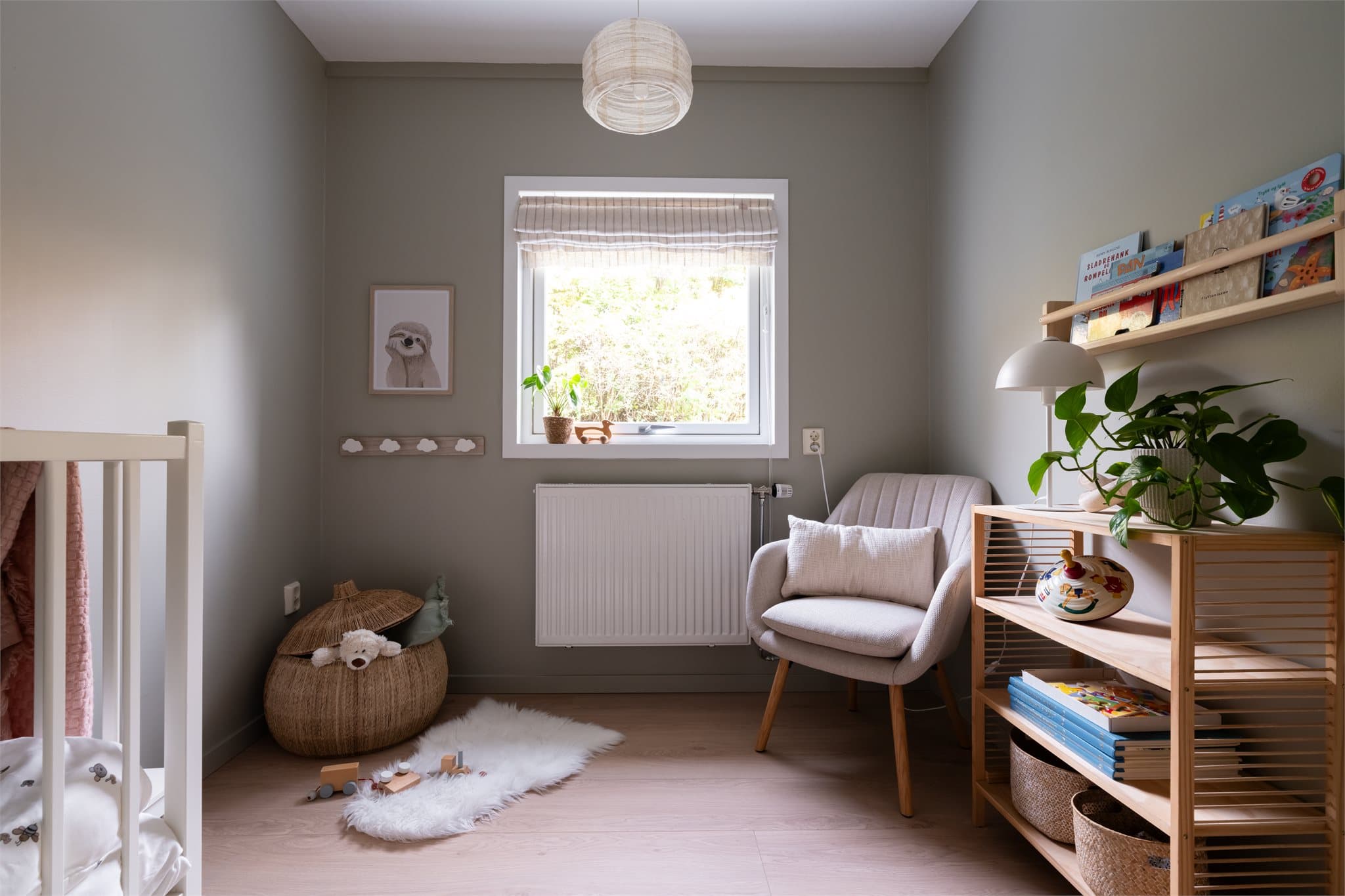 Her er det plass til seng og oppbevaringsmøbler.