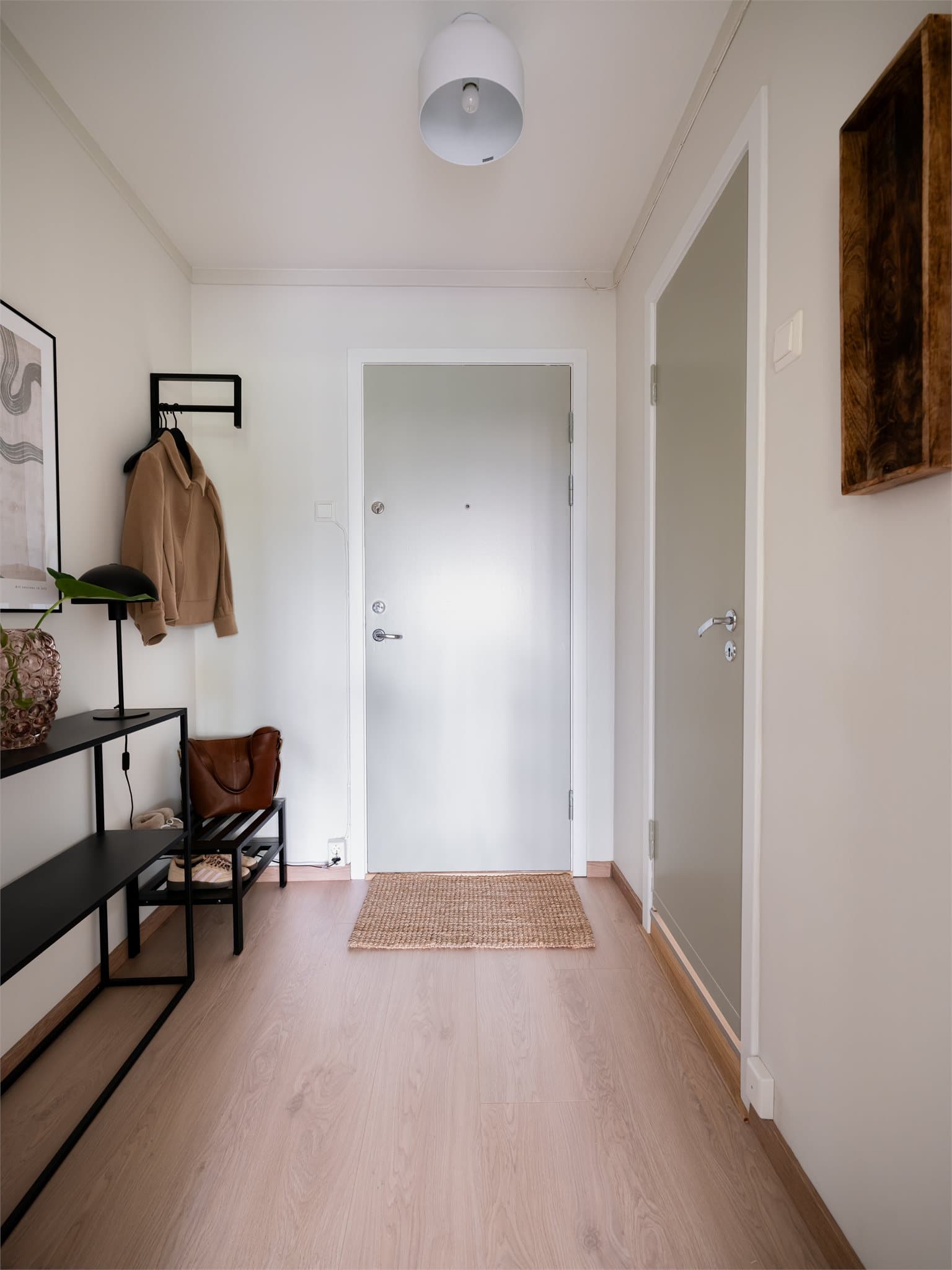 Du møtes av en lys entré med plass til oppbevaring av yttertøy.