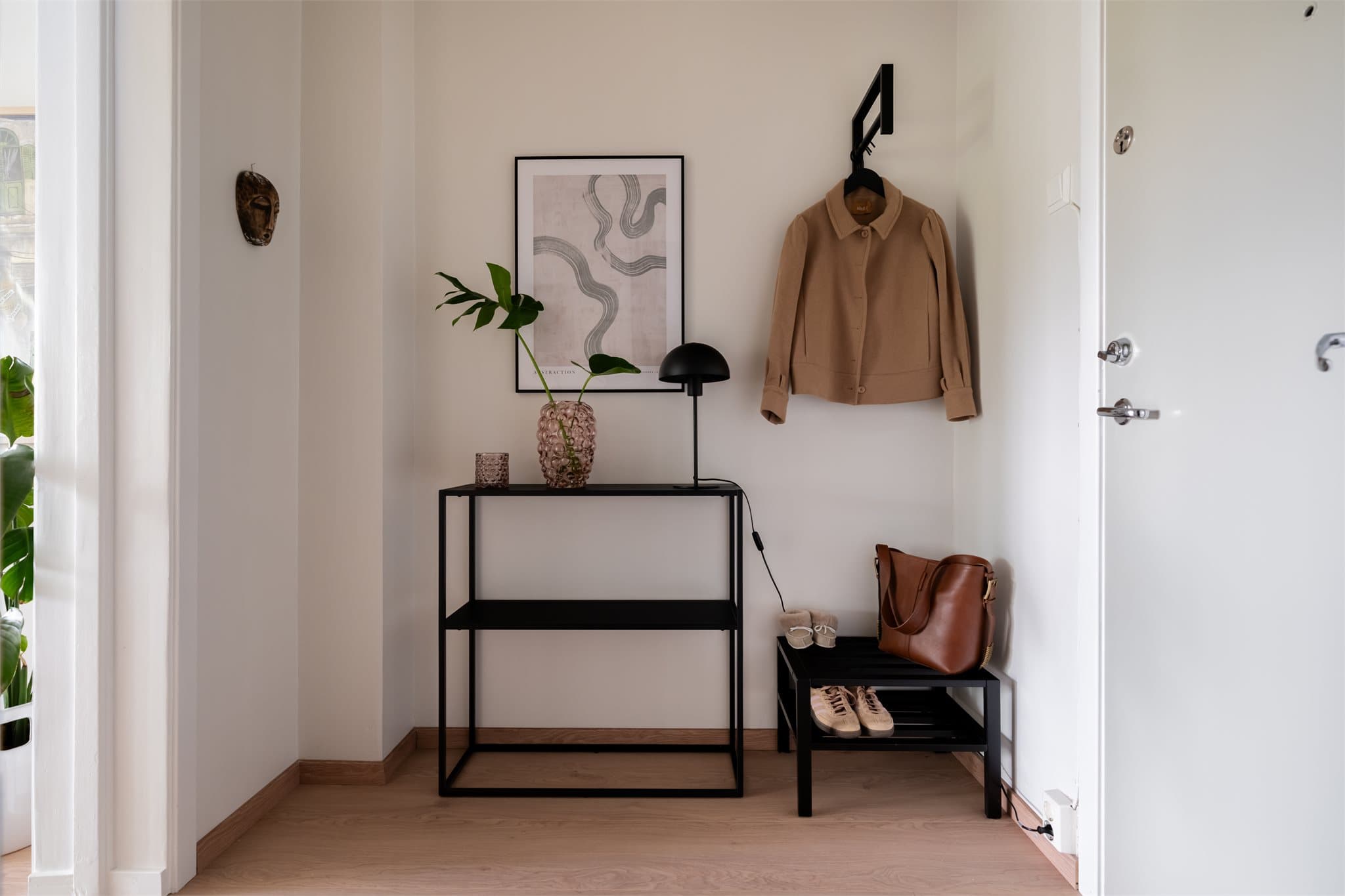 Gjennomgående nytt Berryalloc-gulv fra 2025 gir et helhetlig førsteinntrykk.