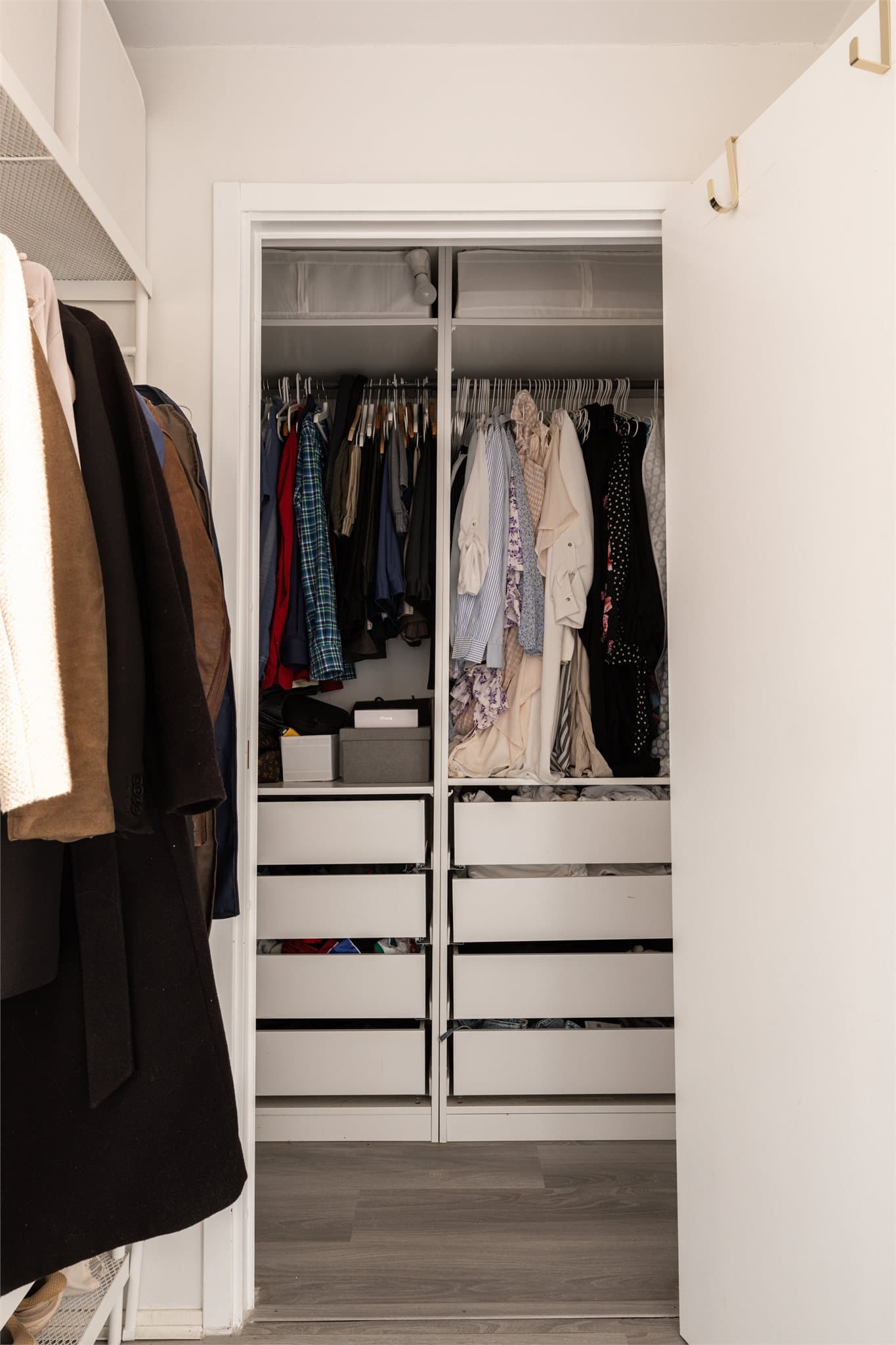 Boden er innredet med hyller og skuffer som gir gode organiseringsmuligheter.