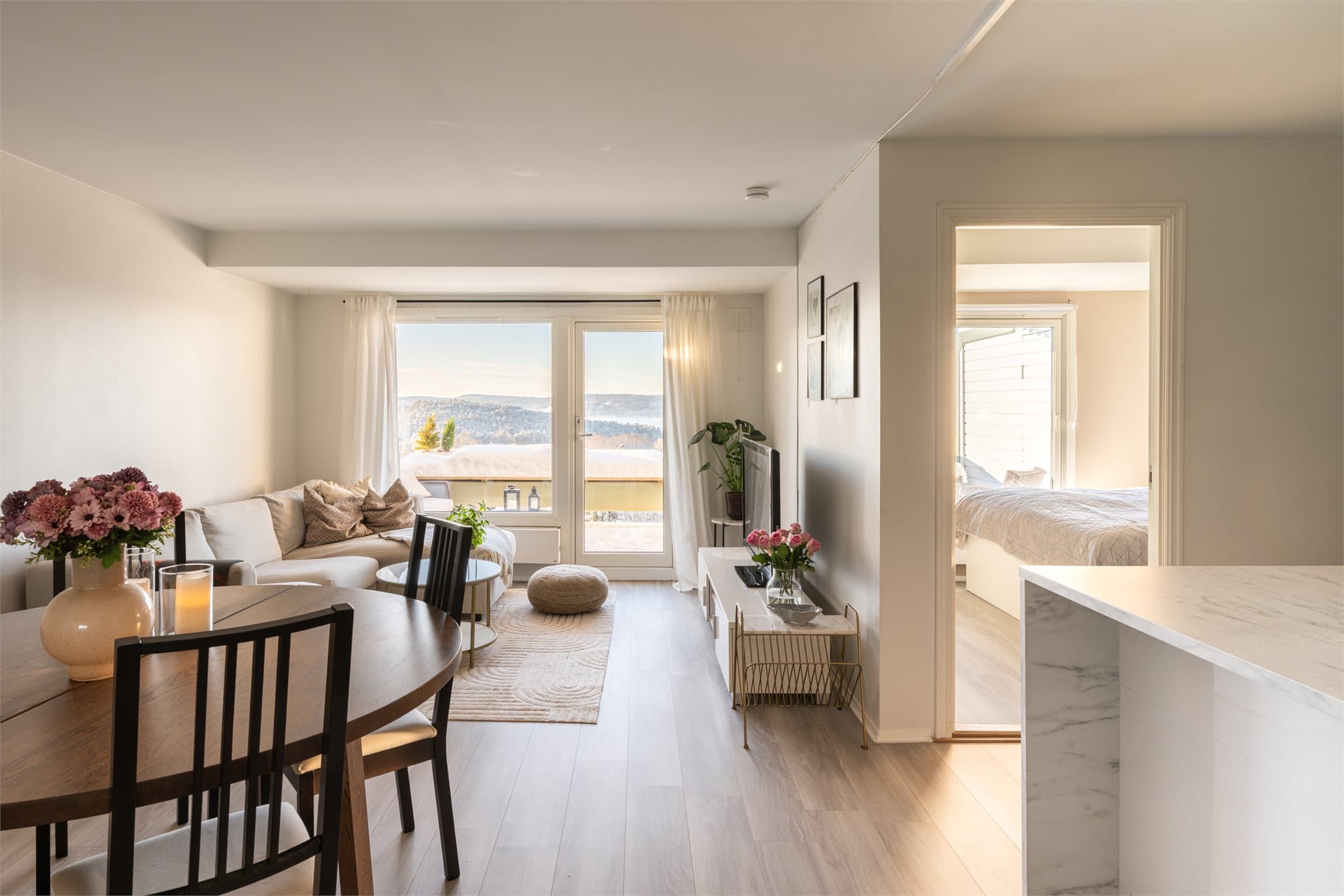 Leiligheten oppleves svært lys og luftig med den gode takhøyden, fantastiske utsikten og det gode lysinnslippet.