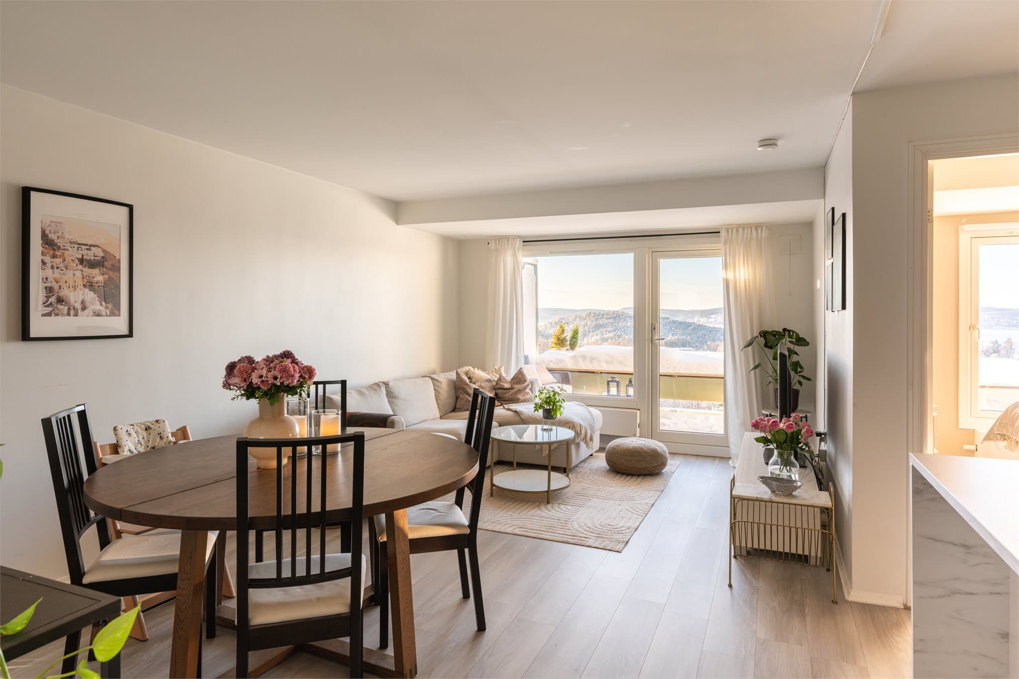 En lys og innbydende leilighet med store vindusflater som gir en åpen atmosfære. Legg merke til utsikten fra oppholdsrommene.