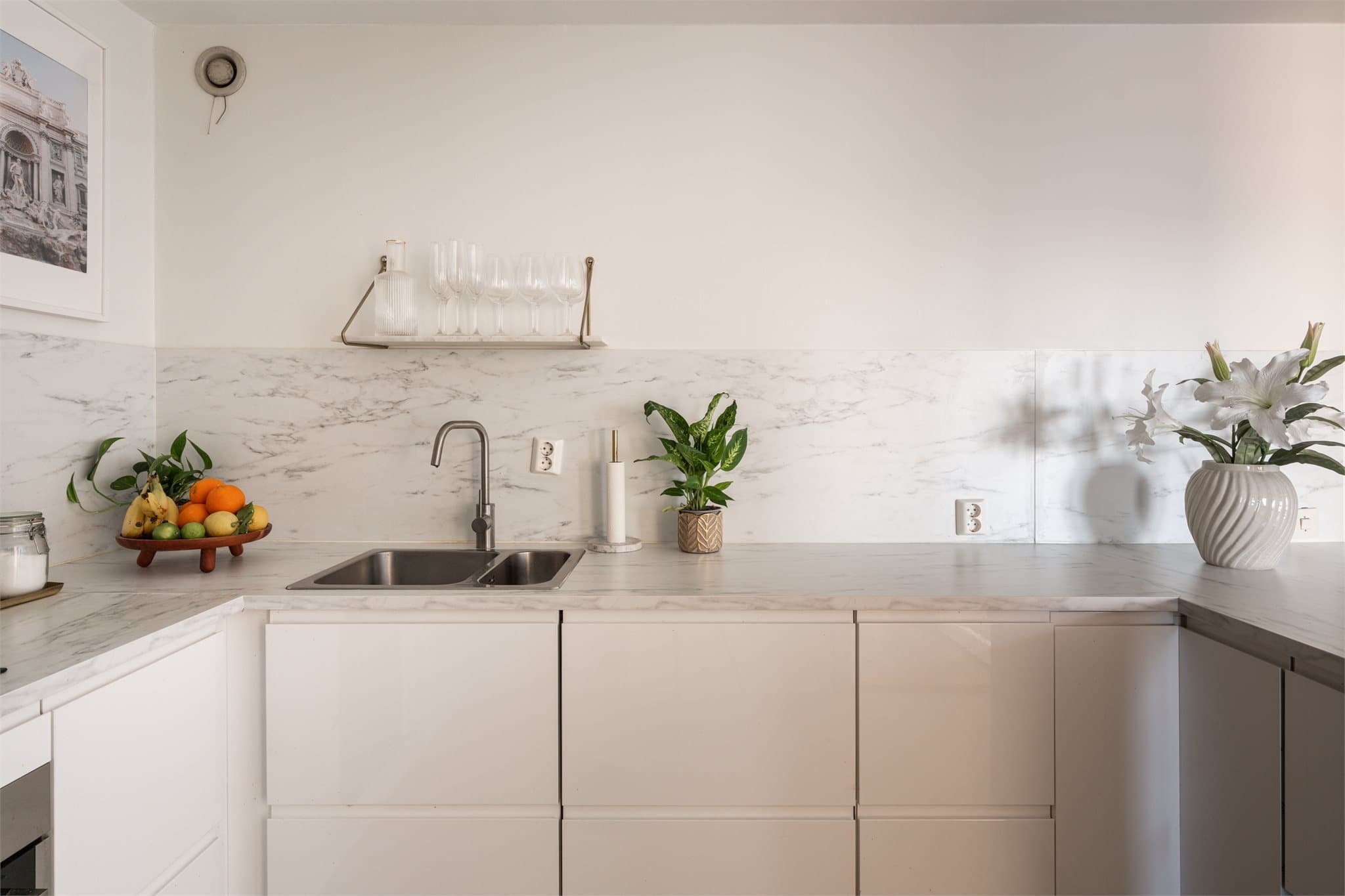 Benkeplate i laminat med nedfelt stålkum. U-formen gir svært god arbeidsflate og masse lagring.