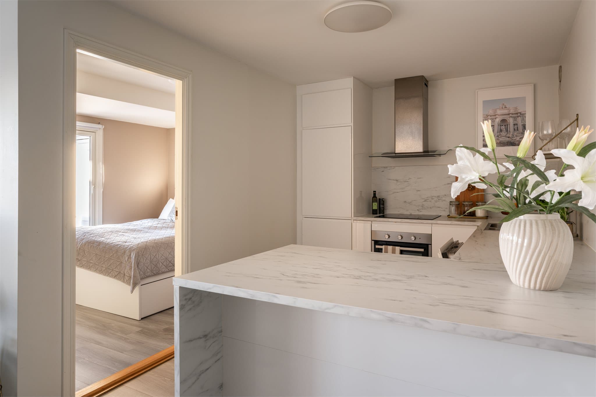 Adkomst til soverommet er fra kjøkkenområdet.