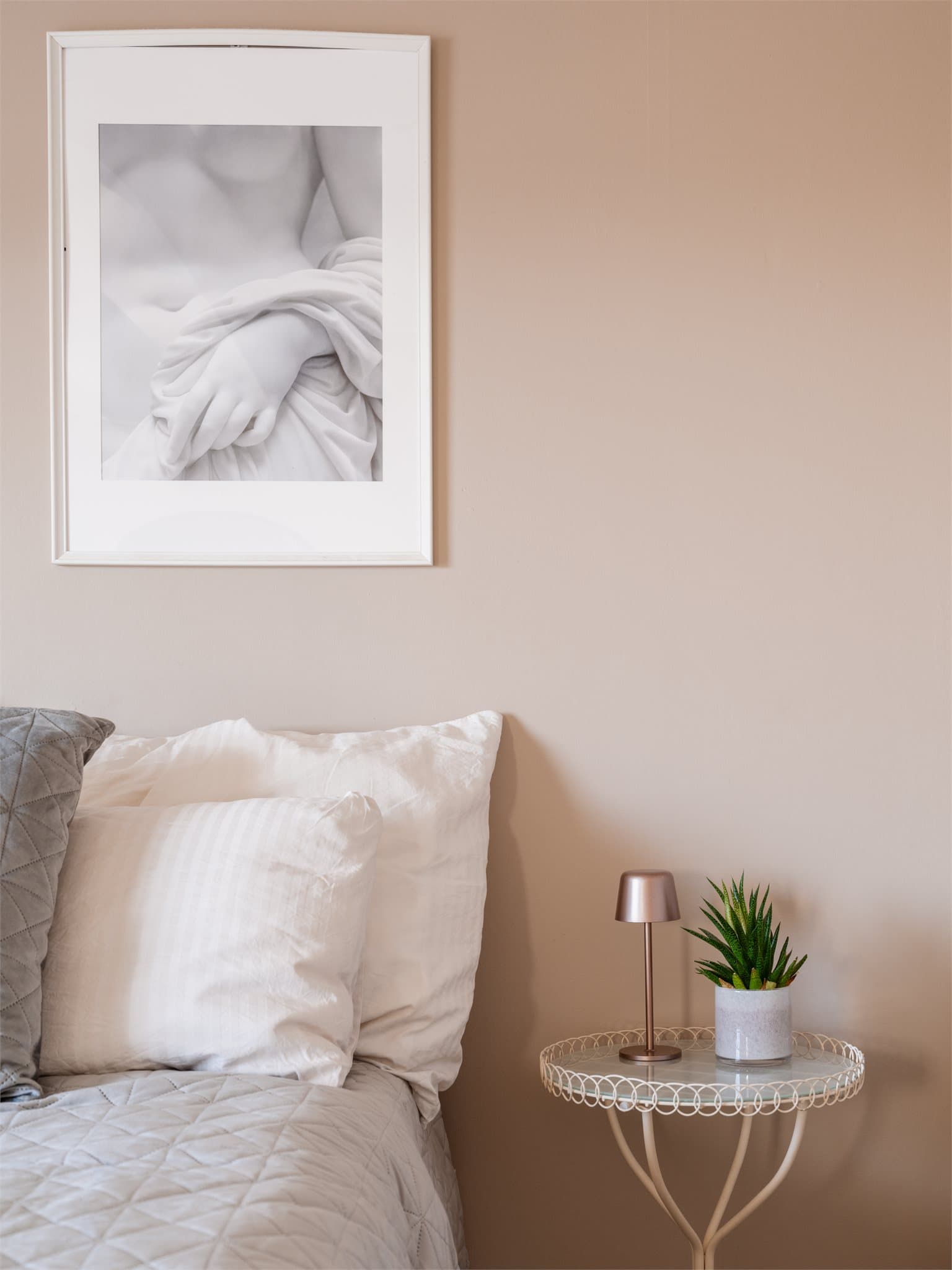 Også her er overflatene oppgradert med delikate malte vegger og nytt laminatgulv.