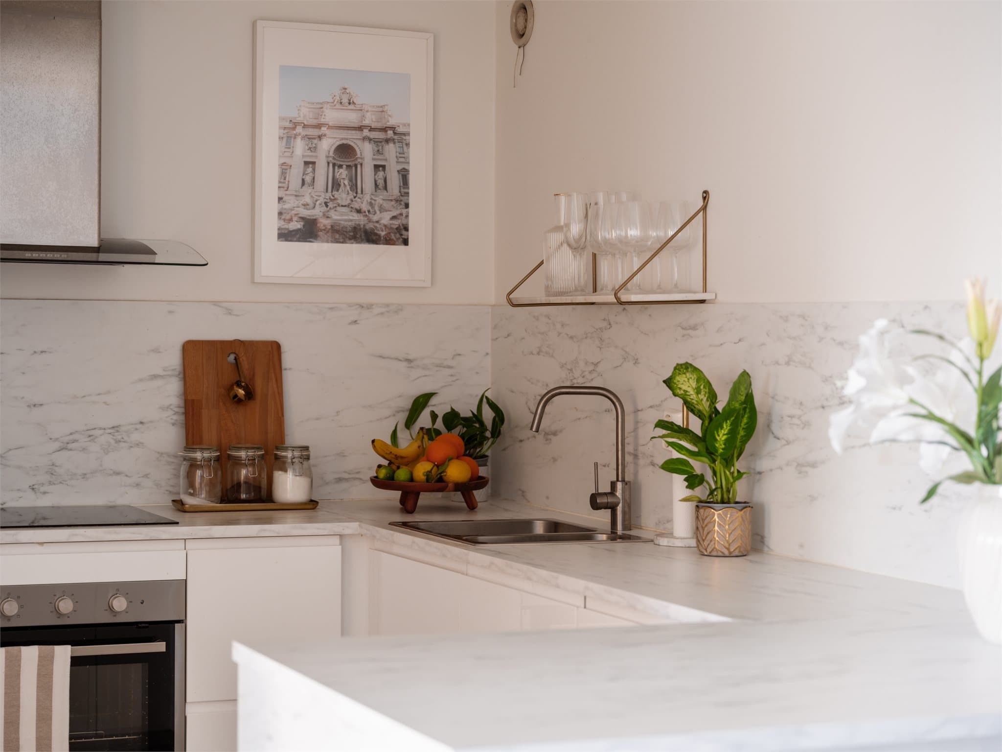 Halvøya mot stuen fungerer som en naturlig romdeler og gir ekstra benkeplass.