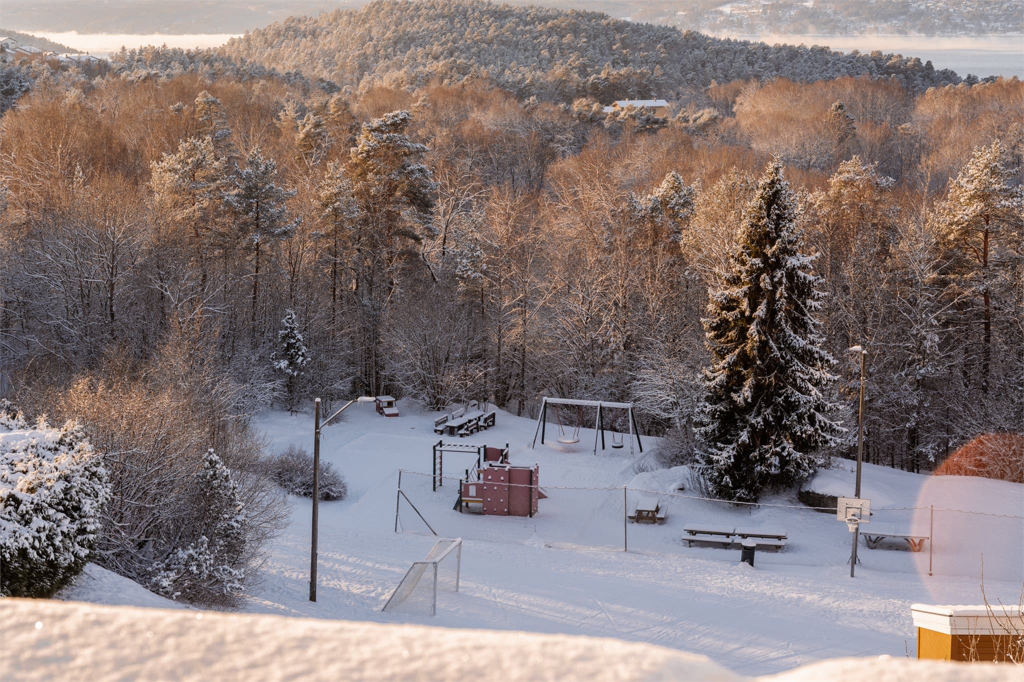 Borettslaget har flere lekeplasser og en ny sykkelpark (Pumptrack) anlagt i 2023.
