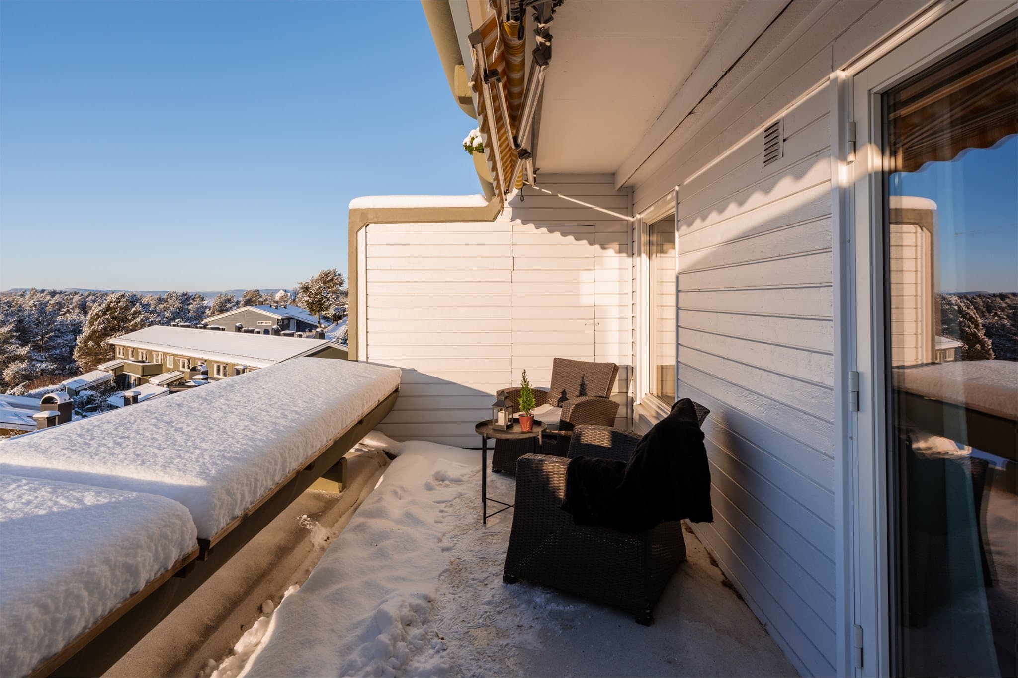 Fra stuen er det utgang til en vestvendt balkong på 12 m² med svært gode solforhold og fantastisk utsikt.