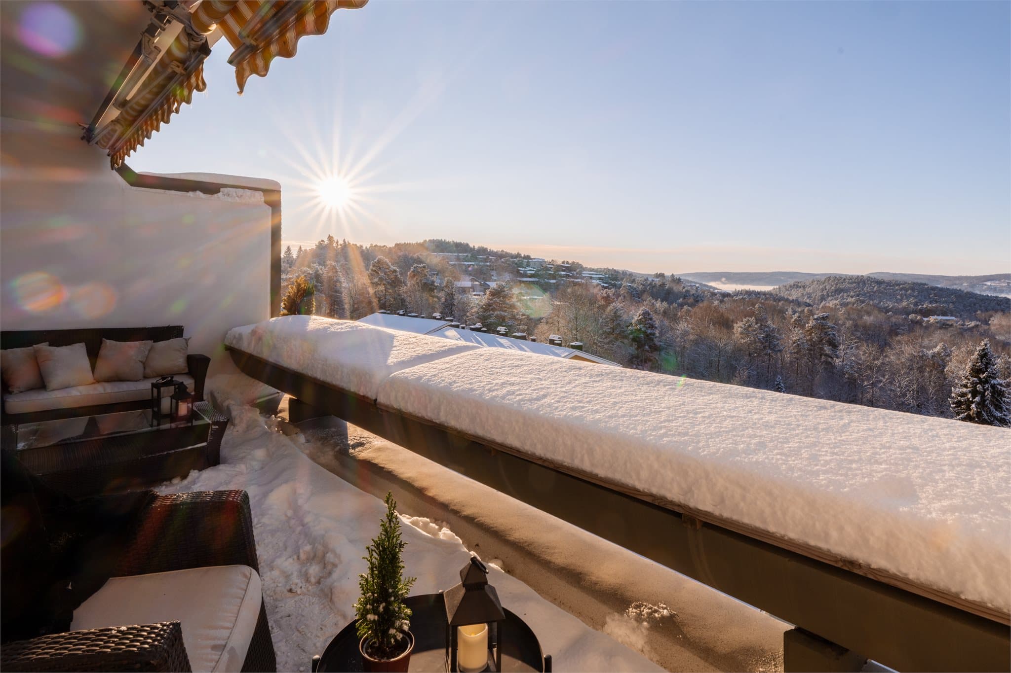 Den vestvendte orienteringen gir gode lysforhold på ettermiddag og kveld.