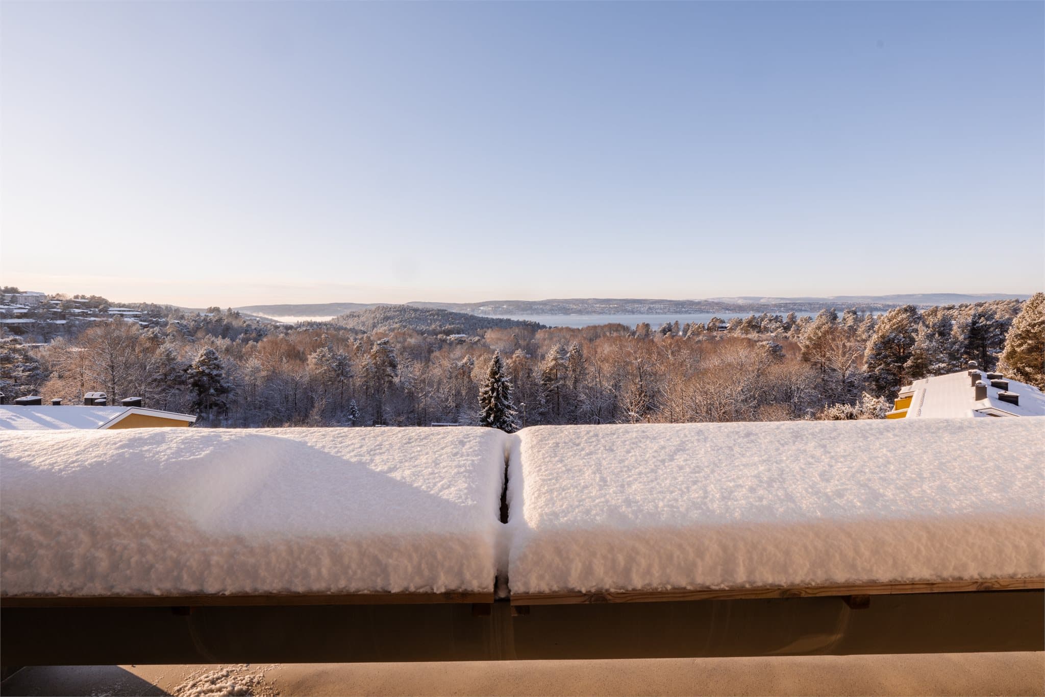 Området byr på en kombinasjon av bymessige fasiliteter og frodige omgivelser.
