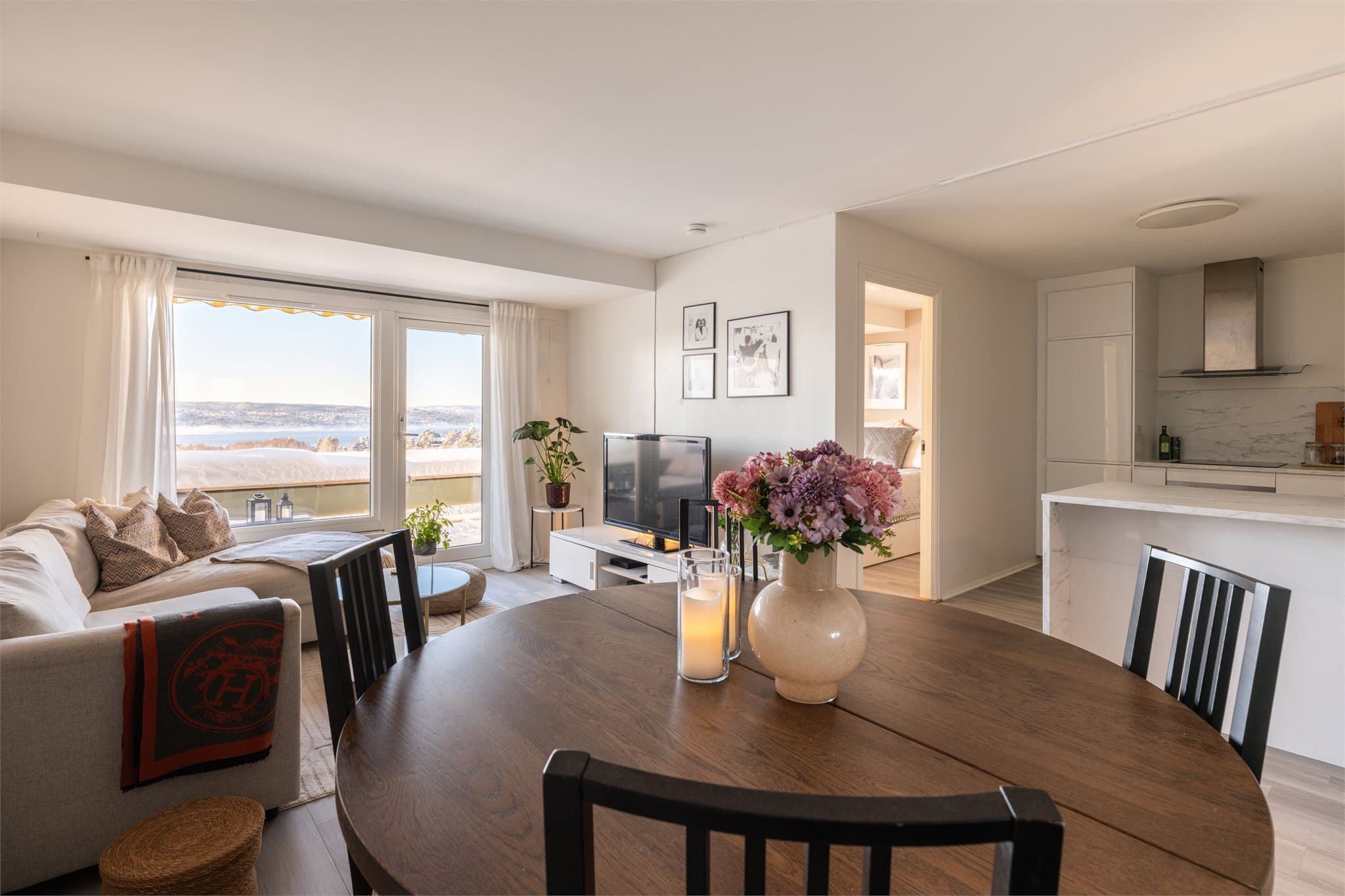 Det er god plass til et spisebord ved kjøkkenet.