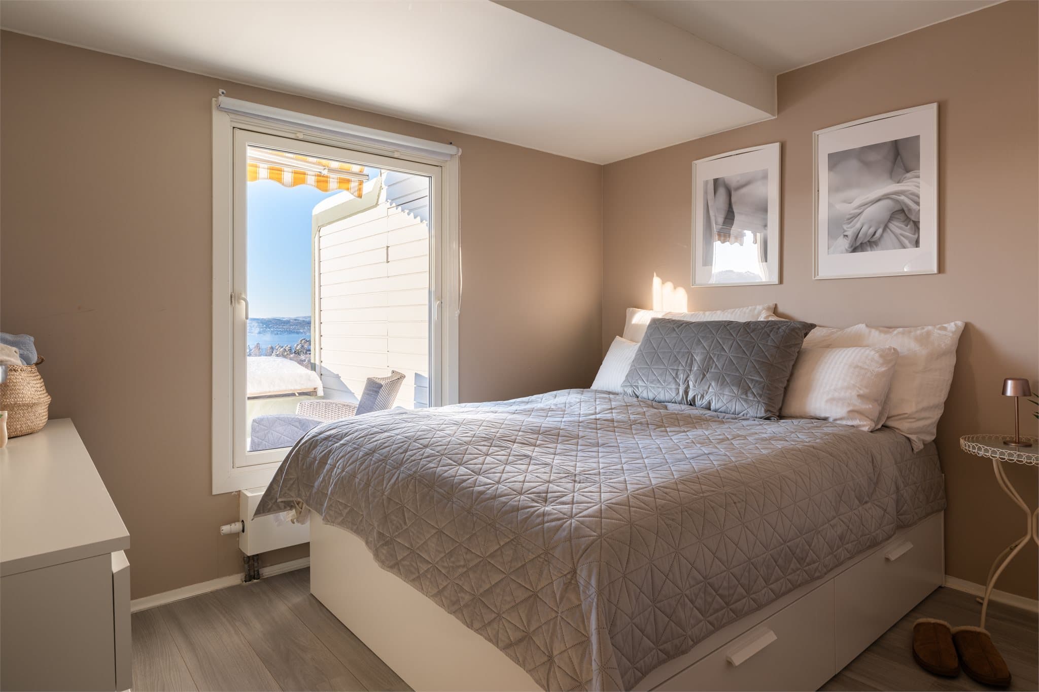 Soverommet har plass til dobbeltseng, tilhørende nattbord og oppbevaringsmøbler.