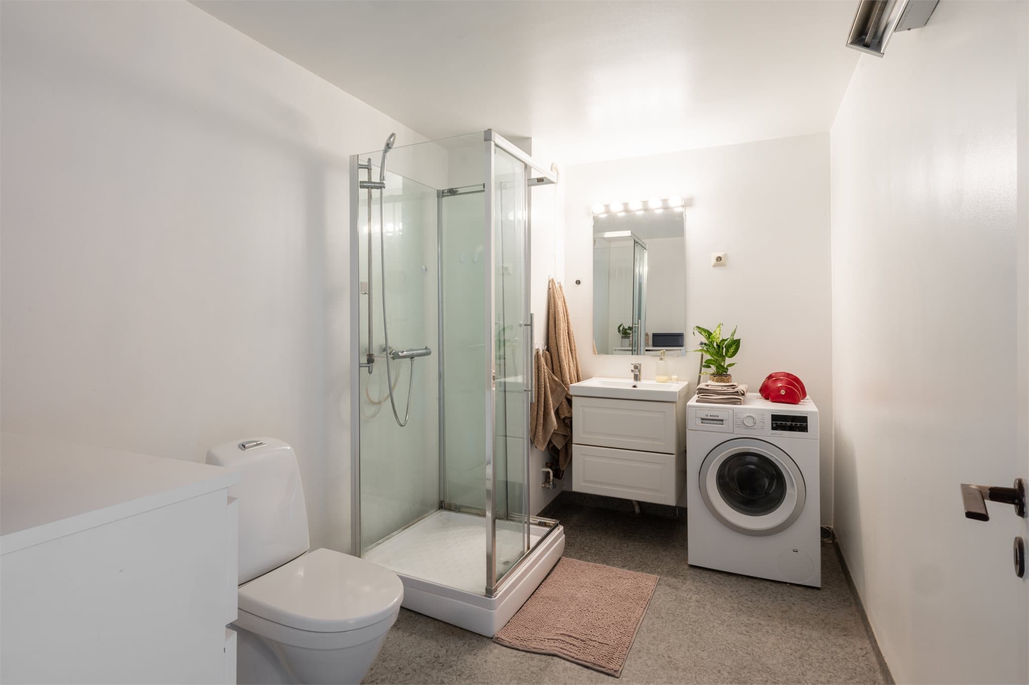 Badet ble oppgradert i 2020 med helsveiset vinylgulv og ny servantinnredning.