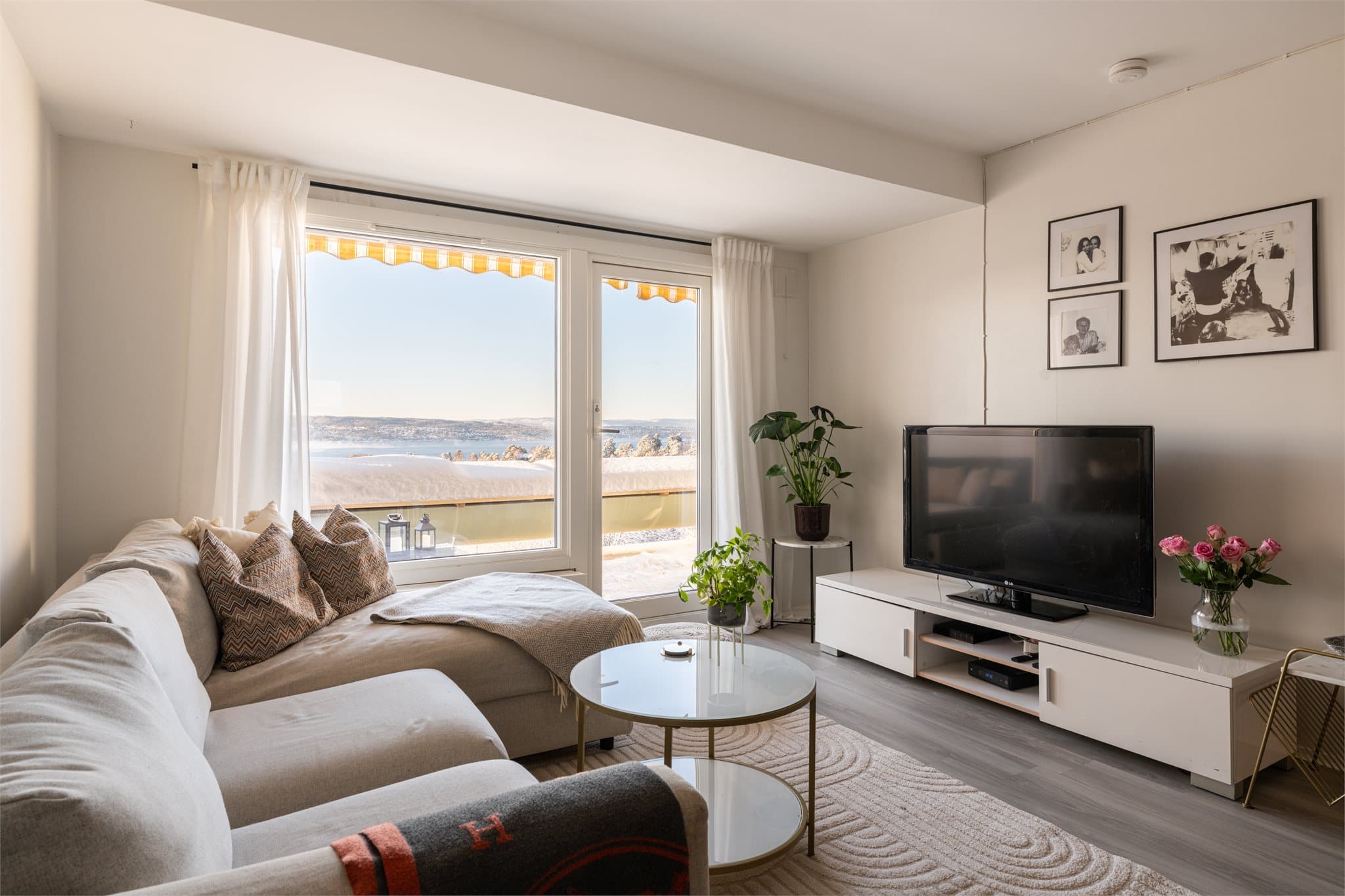 Fantastisk utsikt fra stuen som kan nytes sommer som vinter.