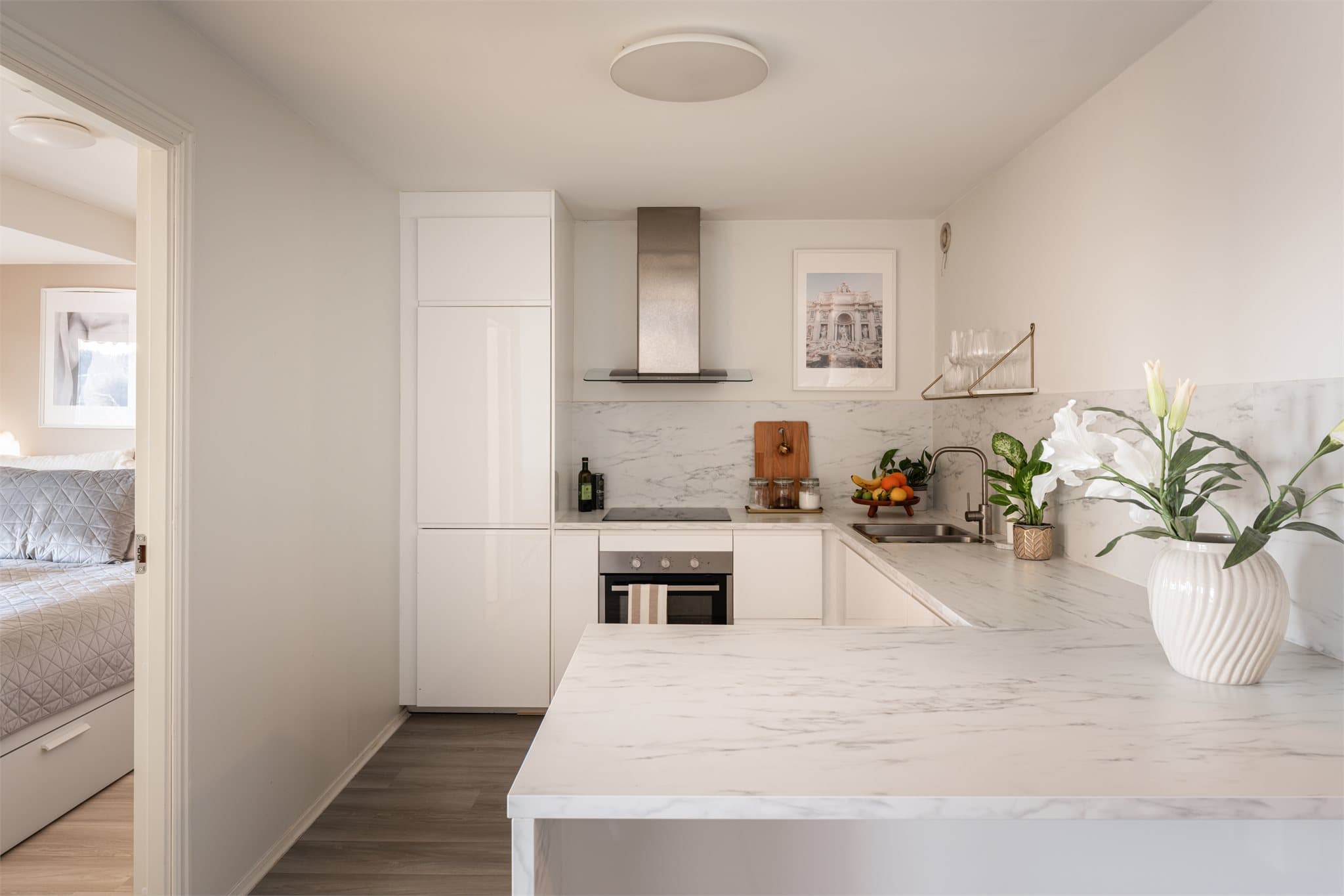 Kjøkkenet ble fornyet i 2020 med en stilren innredning med glatte, hvite fronter.