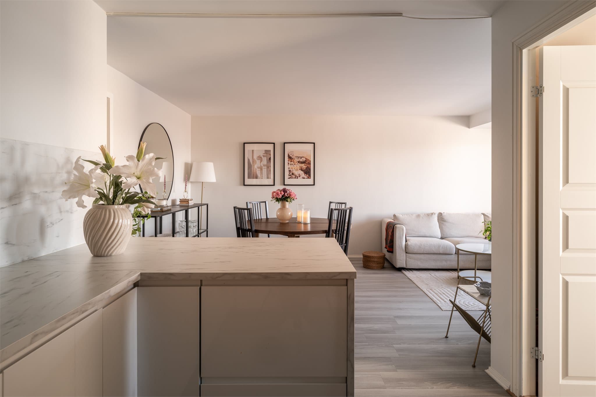 Gjennomgående laminatgulv fra 2019 binder rommene sammen på en helhetlig måte.