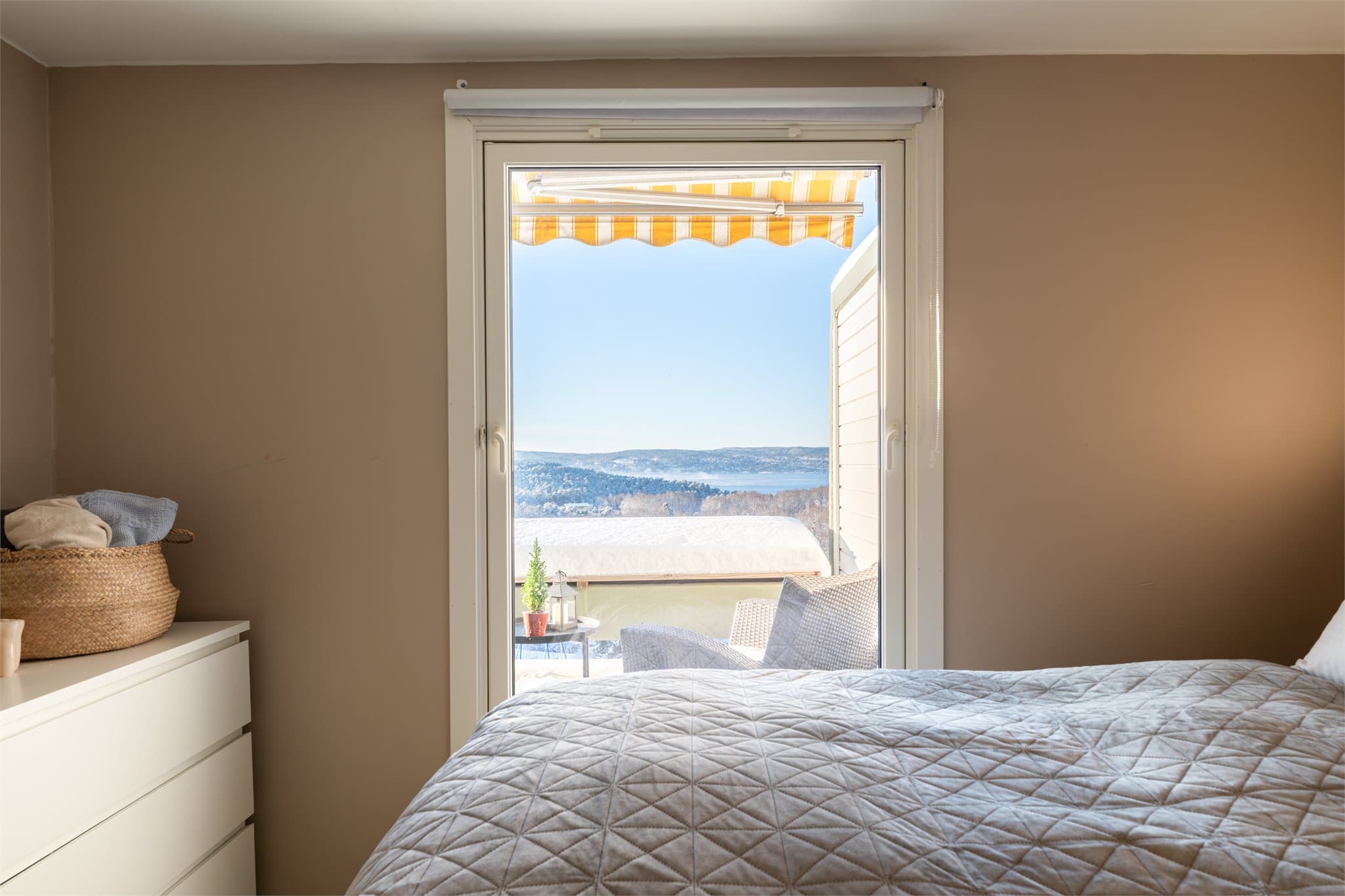 Fra soverommet er det også usjenert utsyn mot naturen og fjorden.