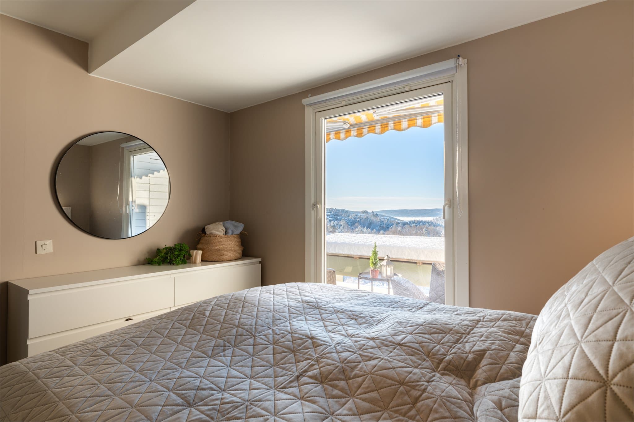 Rommet er lunt og adskilt, med ny dør fra 2020 og radiator for oppvarming.