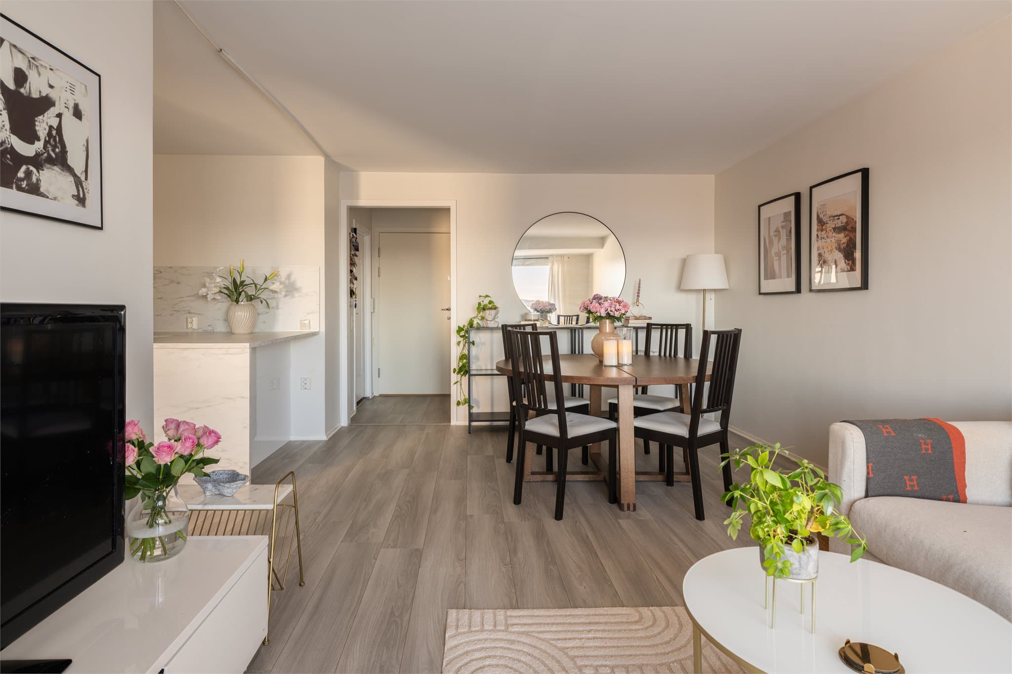 Stuen har god plass til både spisebord og en separat sittegruppe.