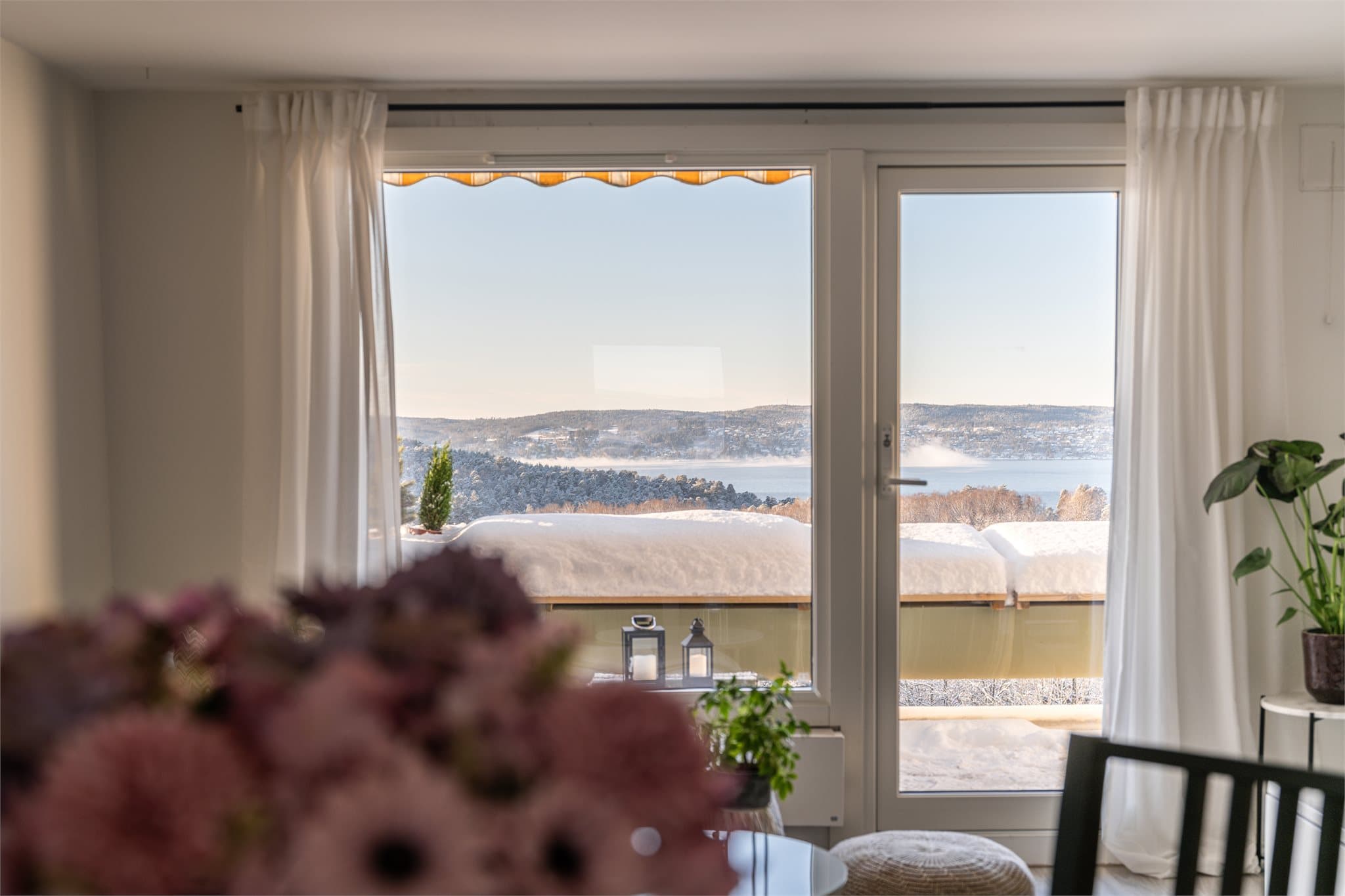 De store vindusflatene rammer inn det skiftende landskapet utenfor.