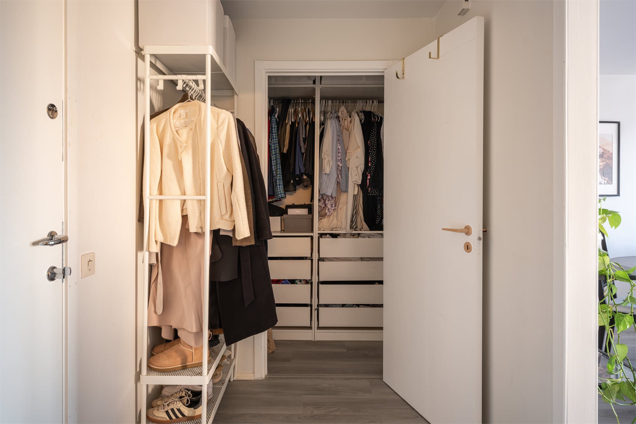 Fra entréen er det tilgang til en praktisk innvendig bod for ekstra lagringsplass.