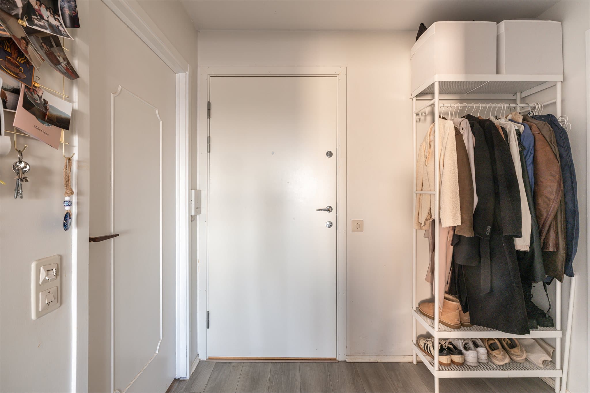 Entré med god plass til yttertøy og lagring. Ny, sikkerhetsklassifisert inngangsdør ble installert i 2022 i regi av borettslaget.